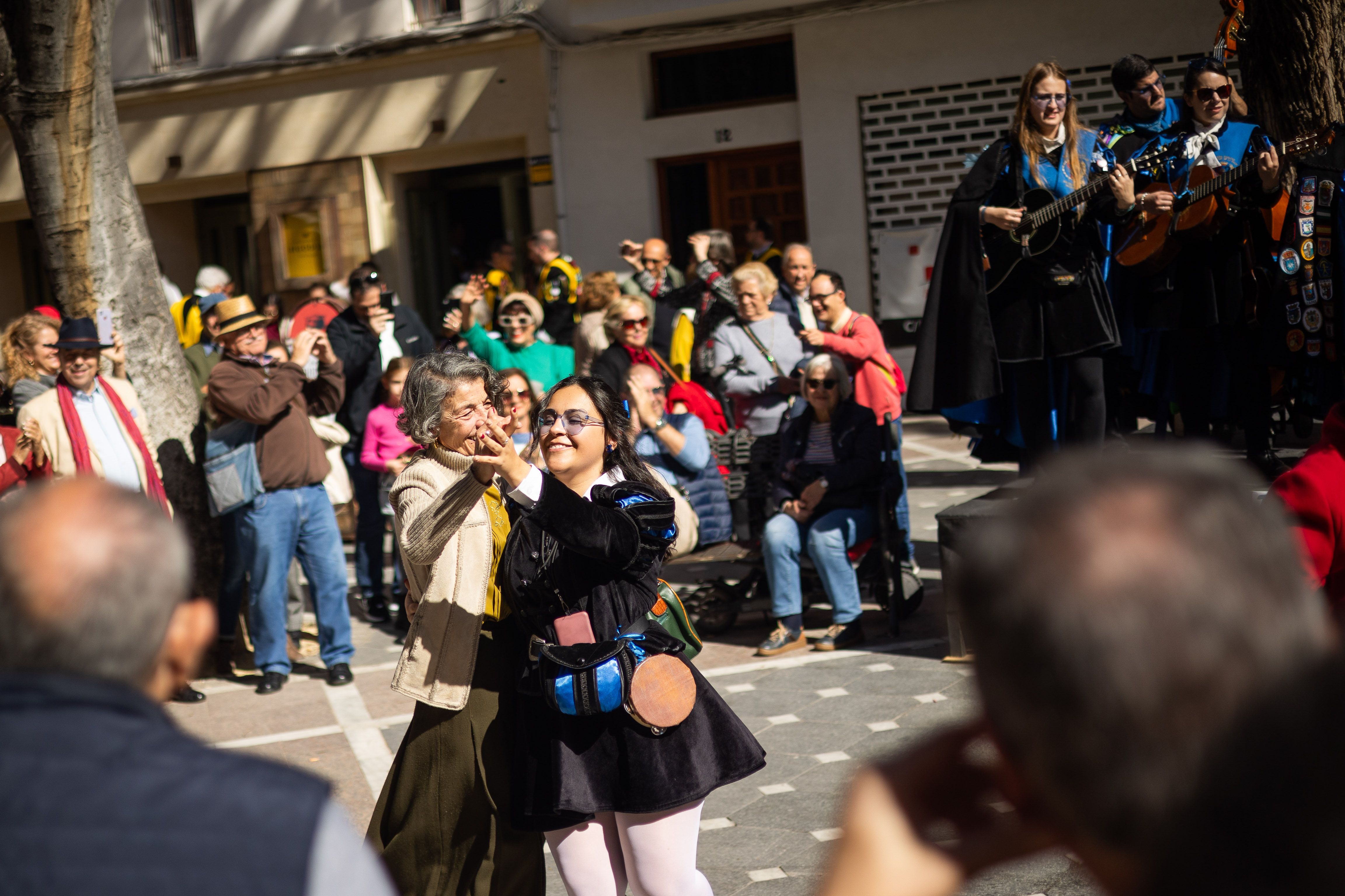 Las imágenes del pasacalle de Tunas en el centro de Jerez