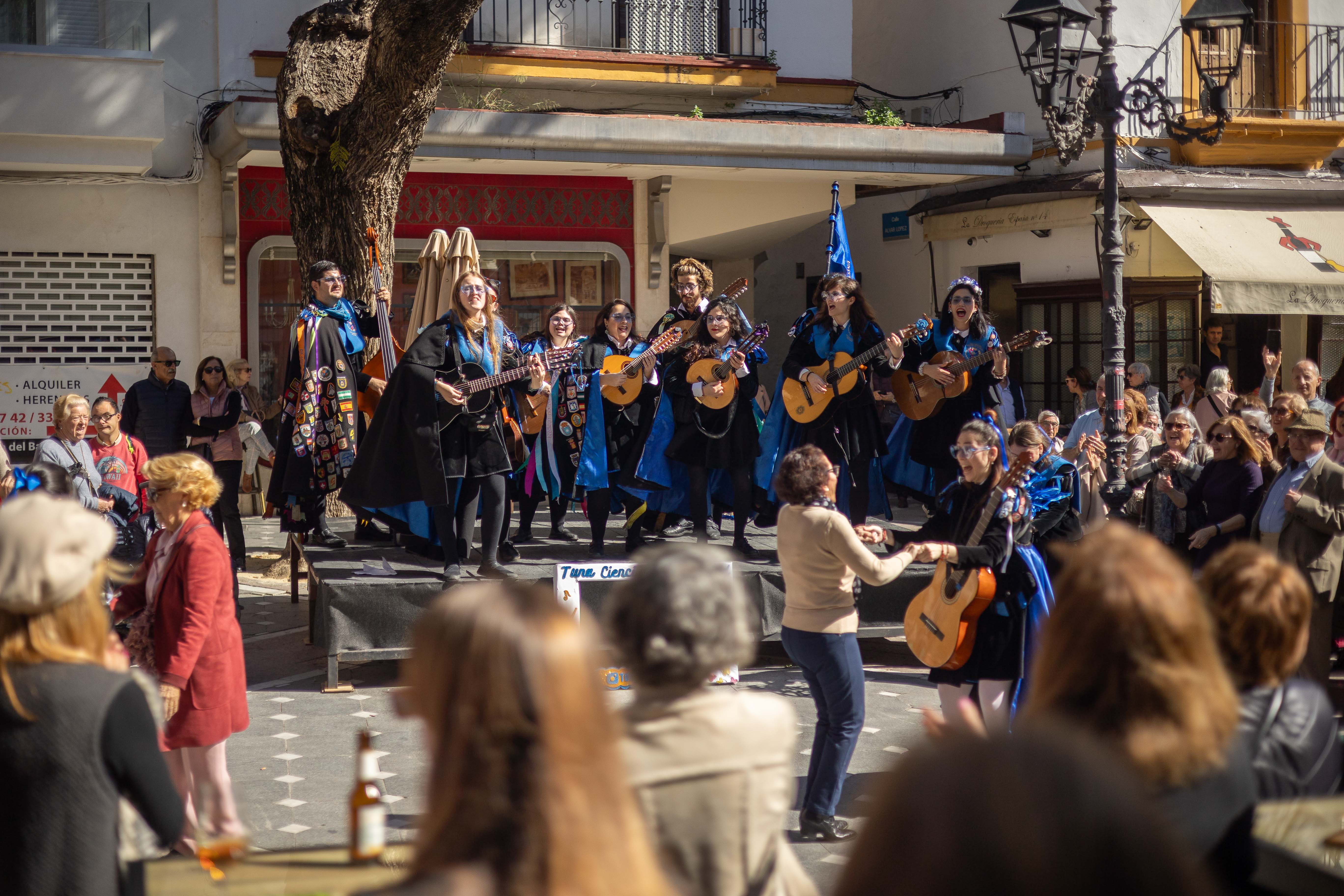 Las imágenes del pasacalle de Tunas en el centro de Jerez