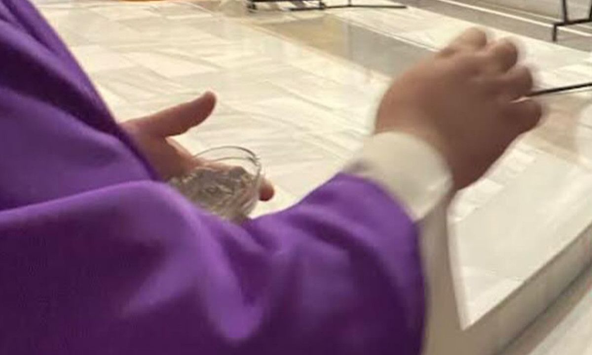 Un sacerdote el Miércoles de Ceniza. Un sacerdote el Miércoles de Ceniza.