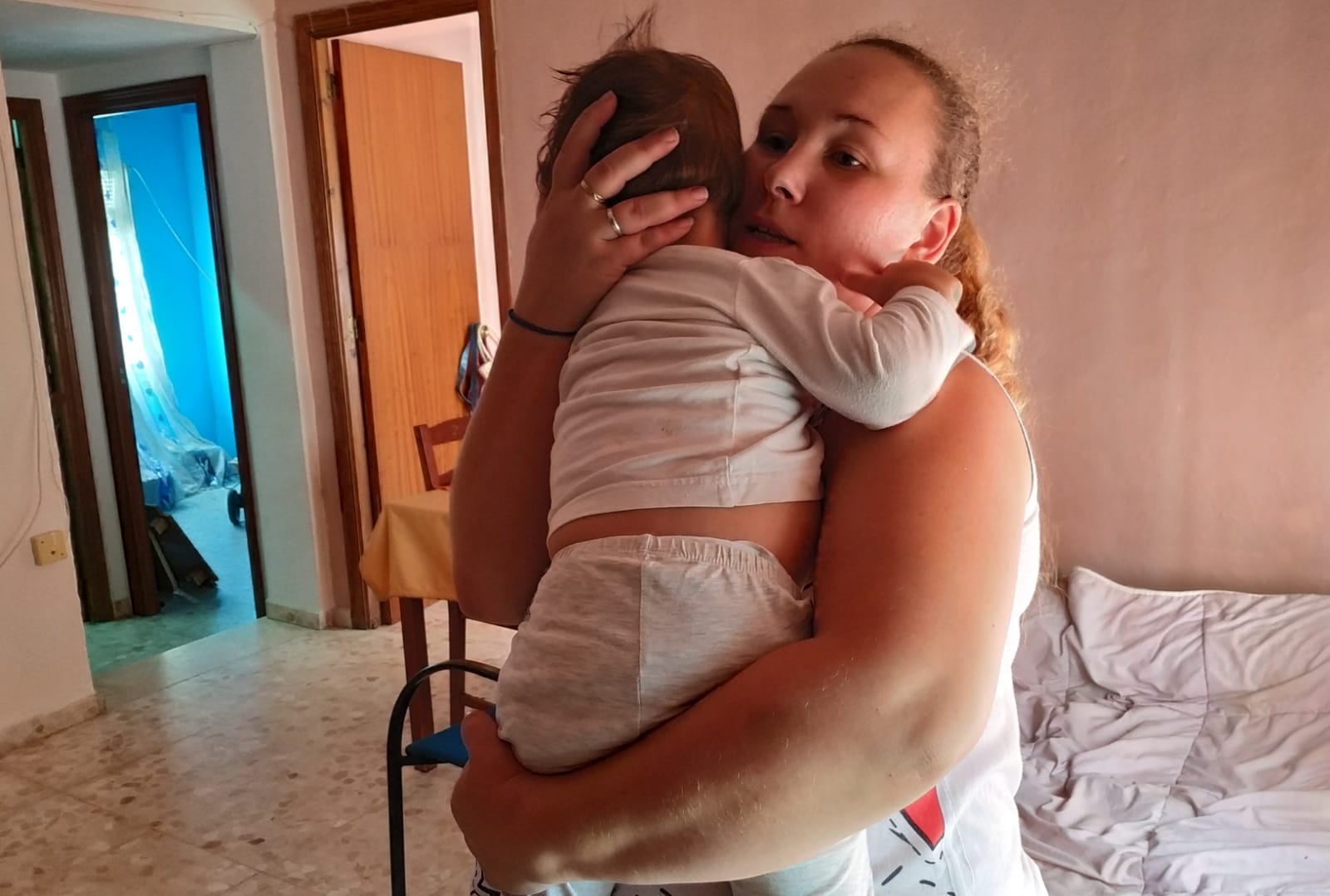 Silvia, vecina de Castilblanco, con uno de sus hijos.