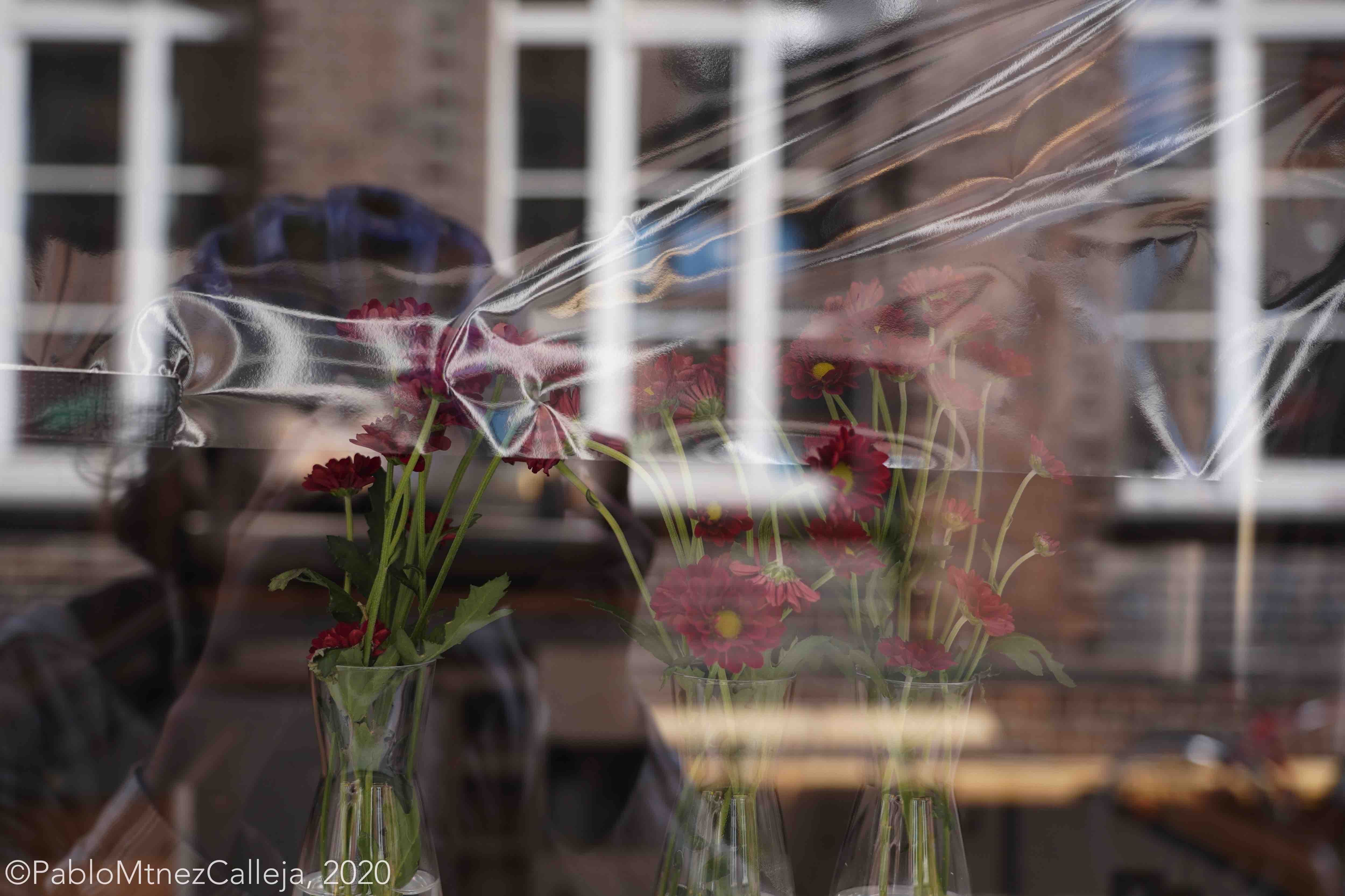 Ventana de un café de pandemia.