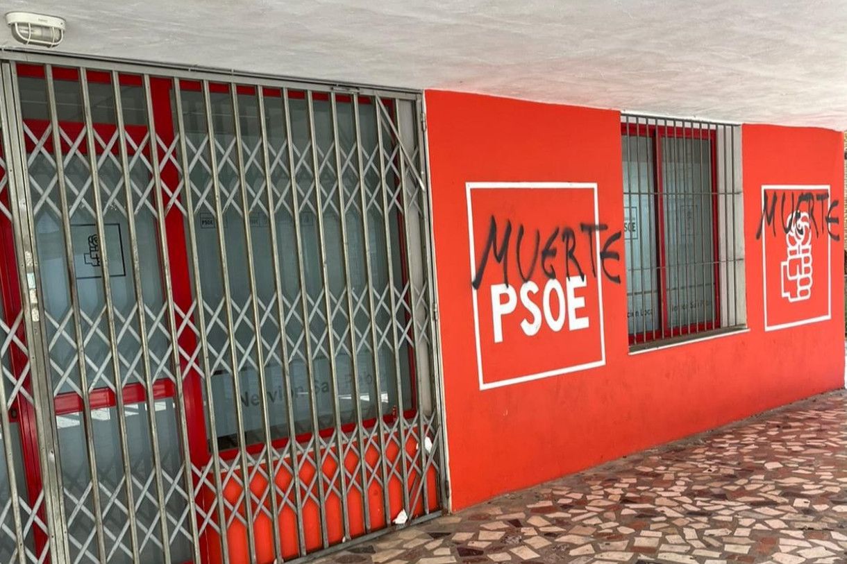 Denuncian actos vandálicos en una sede del PSOE en Sevilla.