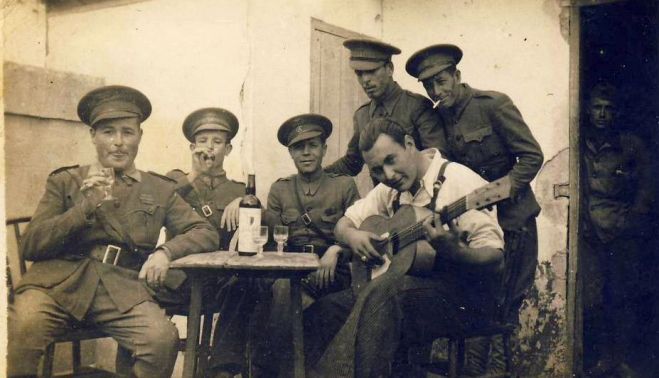 La familia Carrera lograba dar una pincelada cabaretera incluso a una cantina de Aviación (c. 1940). Archivo del autor 