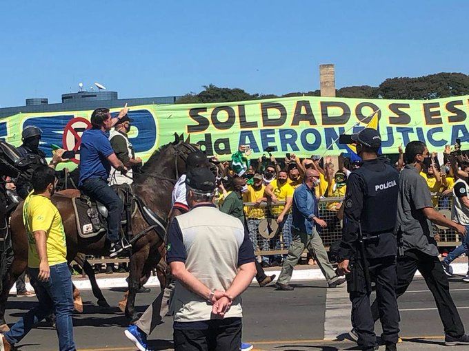 Bolsonaro, a caballo, en plena pandemia. FOTO: TWITTER