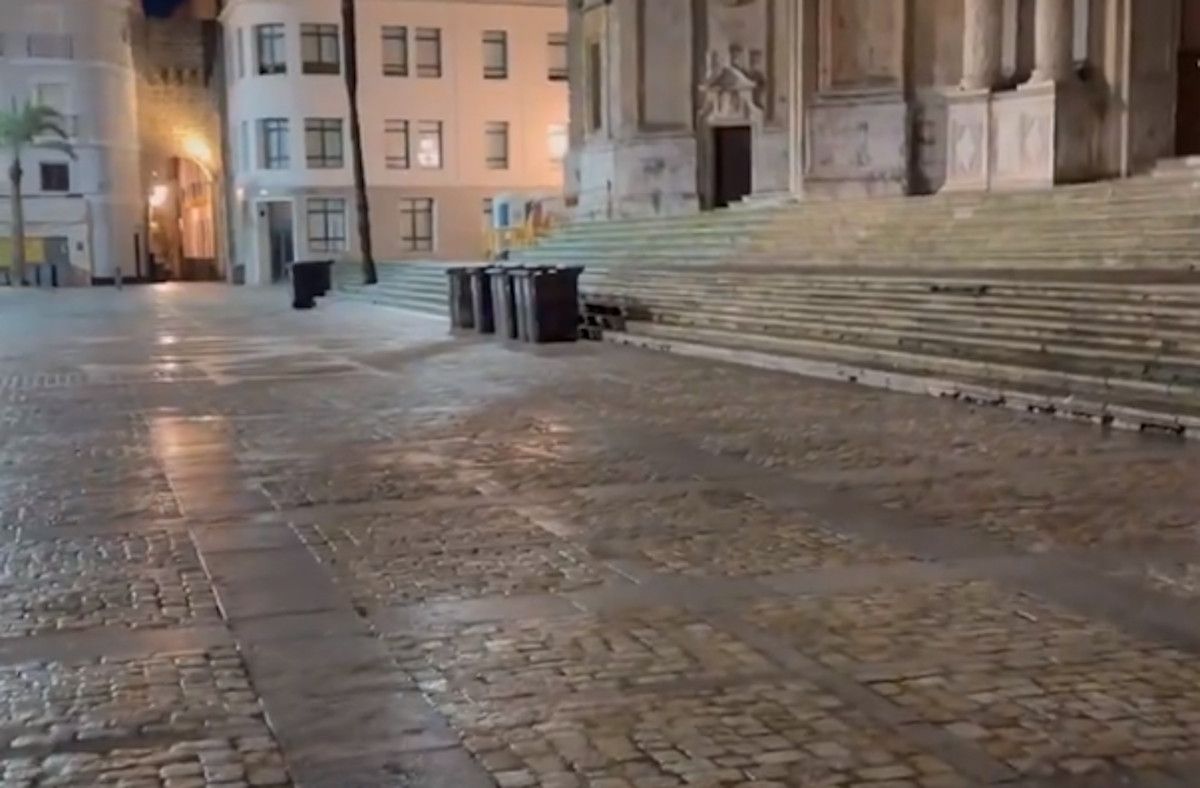Así reluce la plaza de la Catedral tras la noche de carnaval en Cádiz. Así reluce la plaza de la Catedral tras la noche de carnaval en Cádiz.