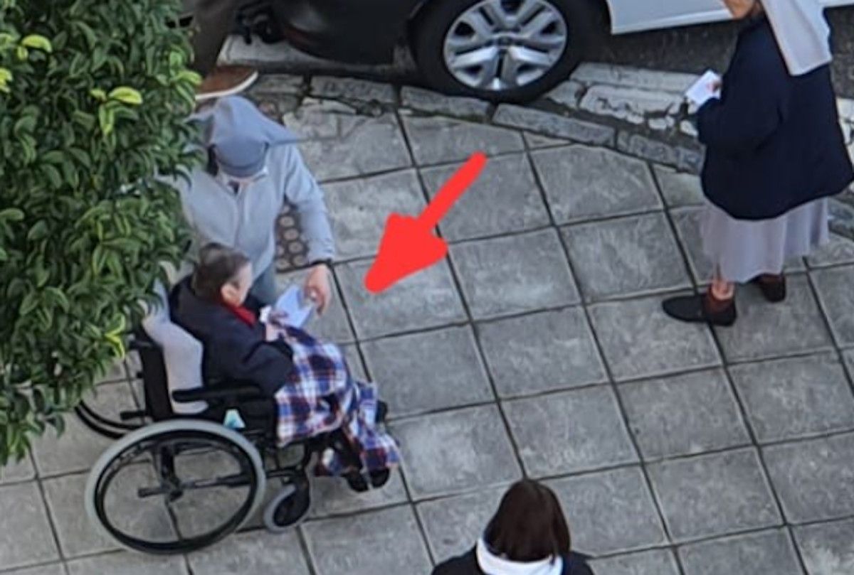 Pillan a una monja colocando una papeleta en la mano de una anciana en Vigo en durante las elecciones gallegas.