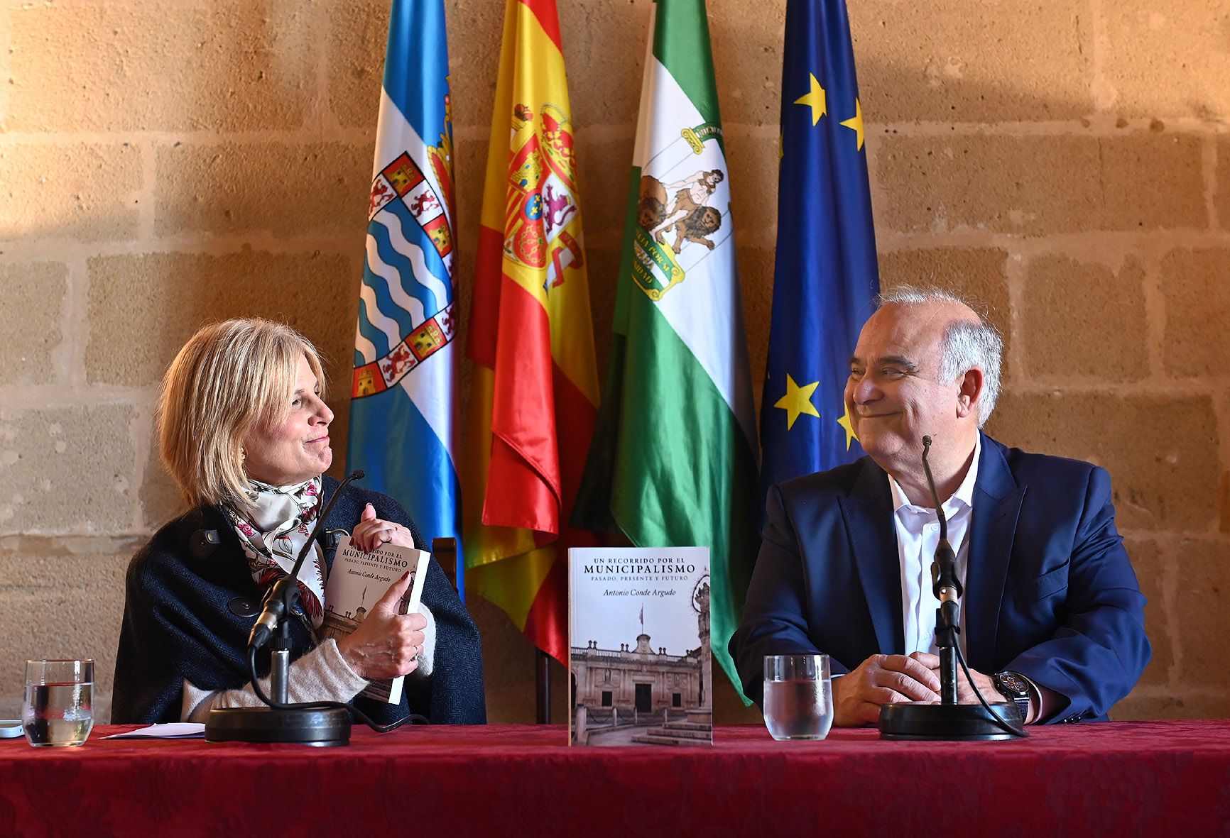 La alcaldesa de Jerez, María José García-Pelayo, en la presentación del libro de Antonio Conde.