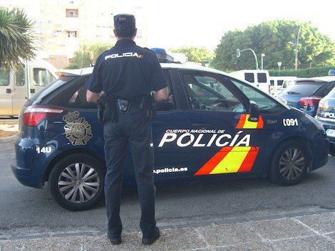 Agente y coche patrulla de la Policía Nacional, en una imagen de archivo. Los dos jóvenes desaparecidos en Jerez han sido encontrados en El Puerto.
