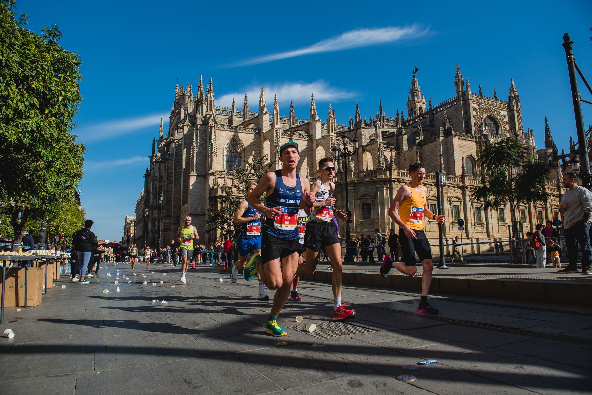 El Zurich Maratón en Sevilla a su paso por la catedral.