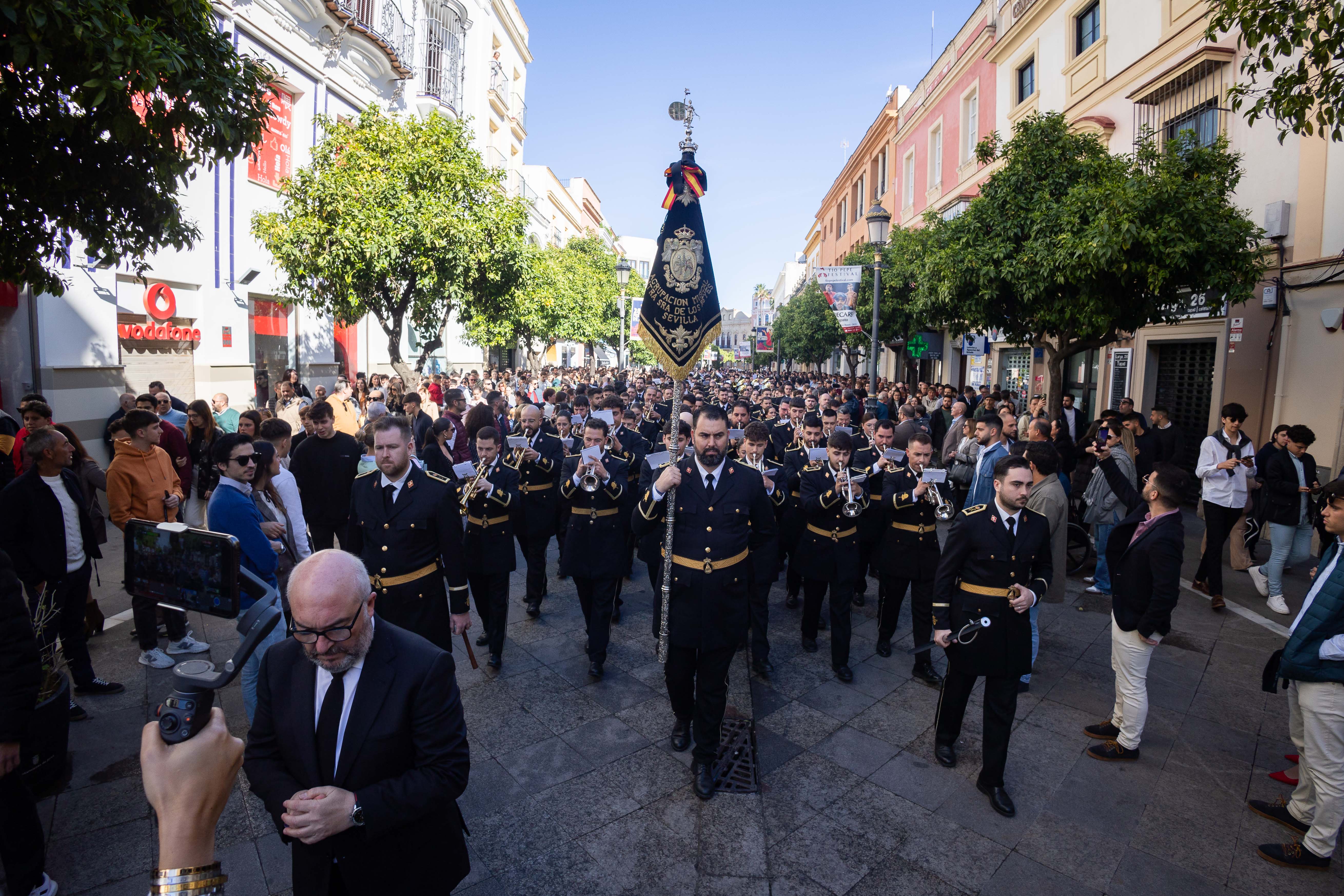 Los músicos recorren el centro hasta el teatro Villamarta.