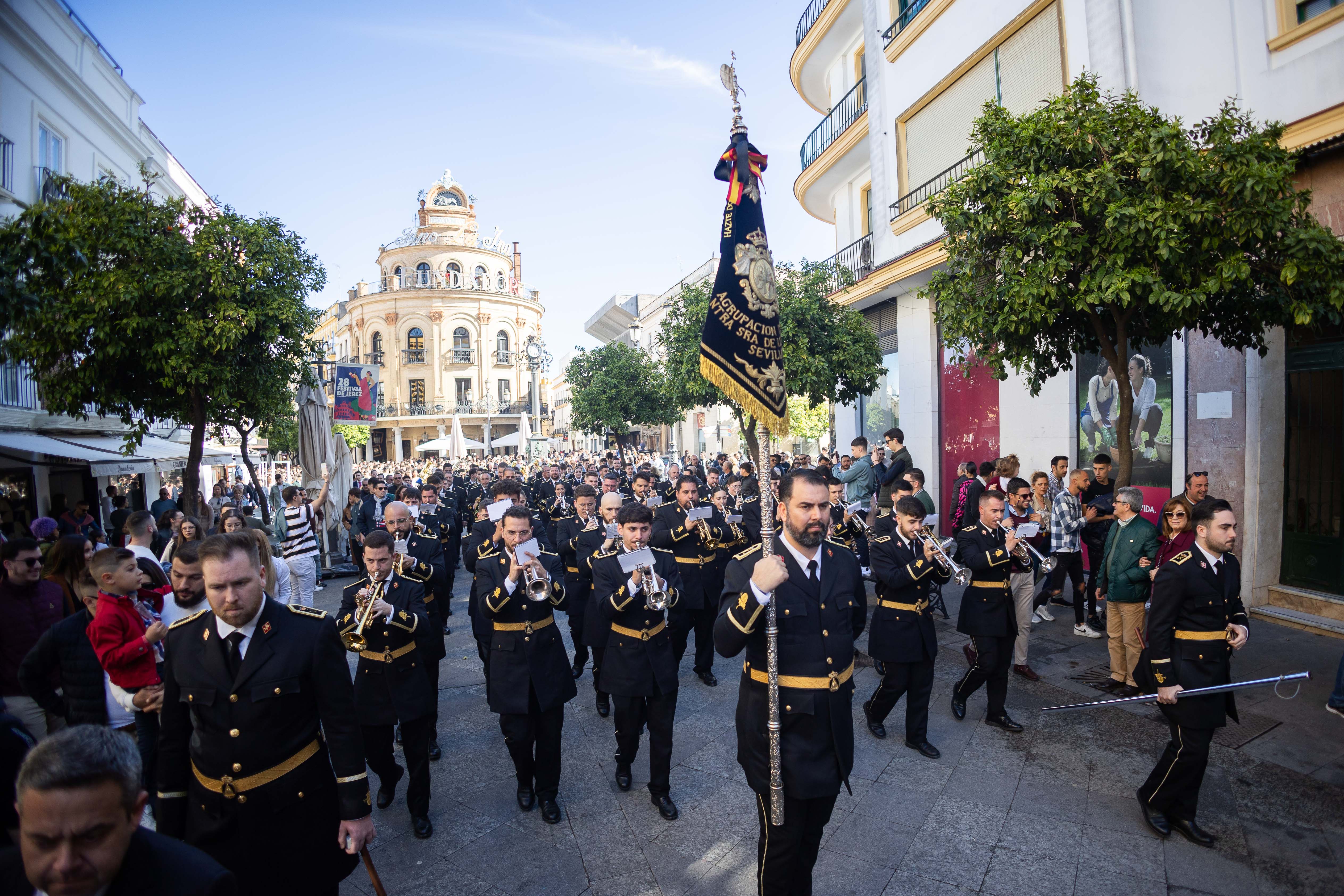 Desde la Rotonda de los Casino hasta la plaza Romero Martínez, la multitud congregada para ver el pasacalles de Virgen de los Reyes acompañaba a la formación hasta el lugar del concierto.