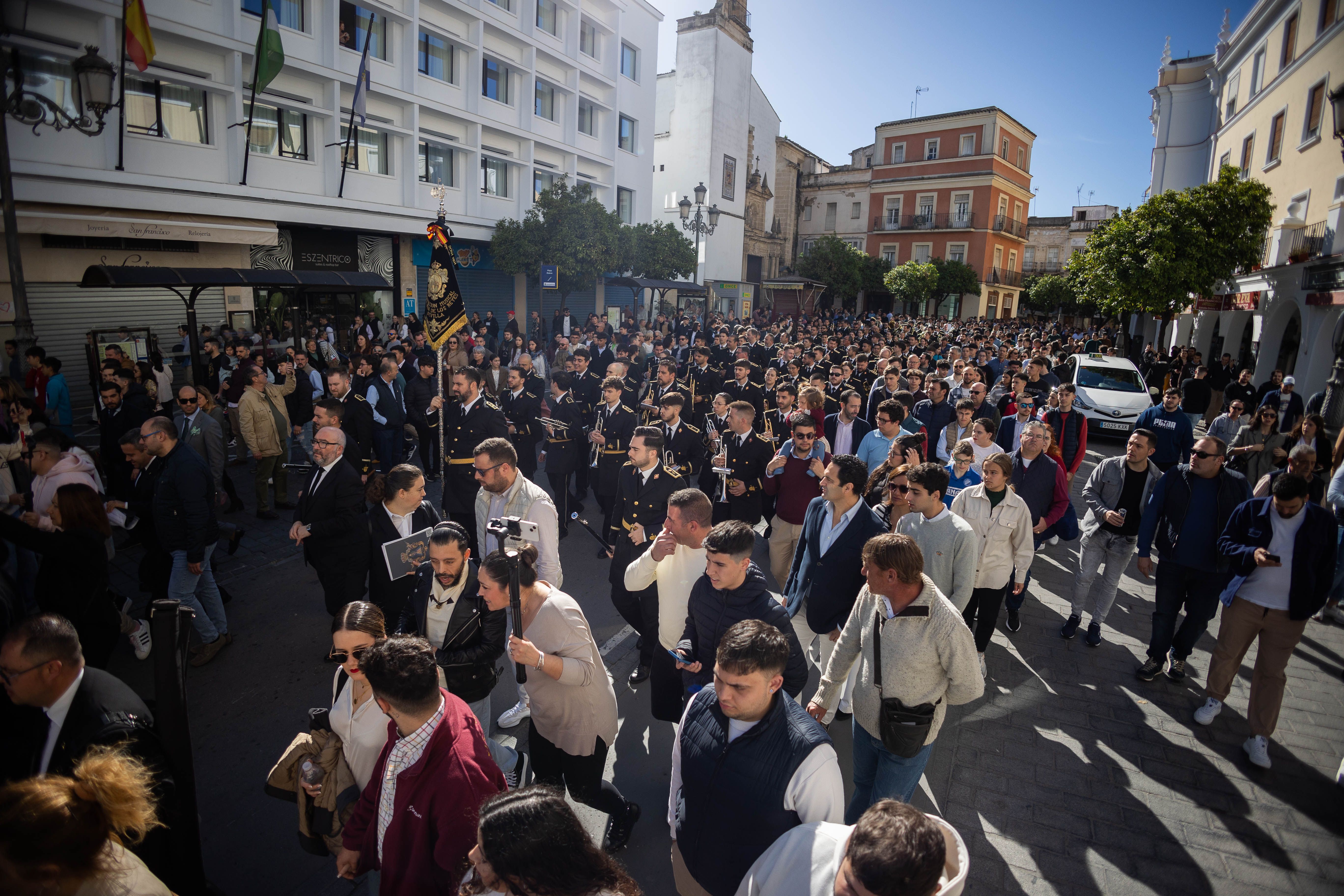 Pasacalles cofrade por el centro de Jerez.