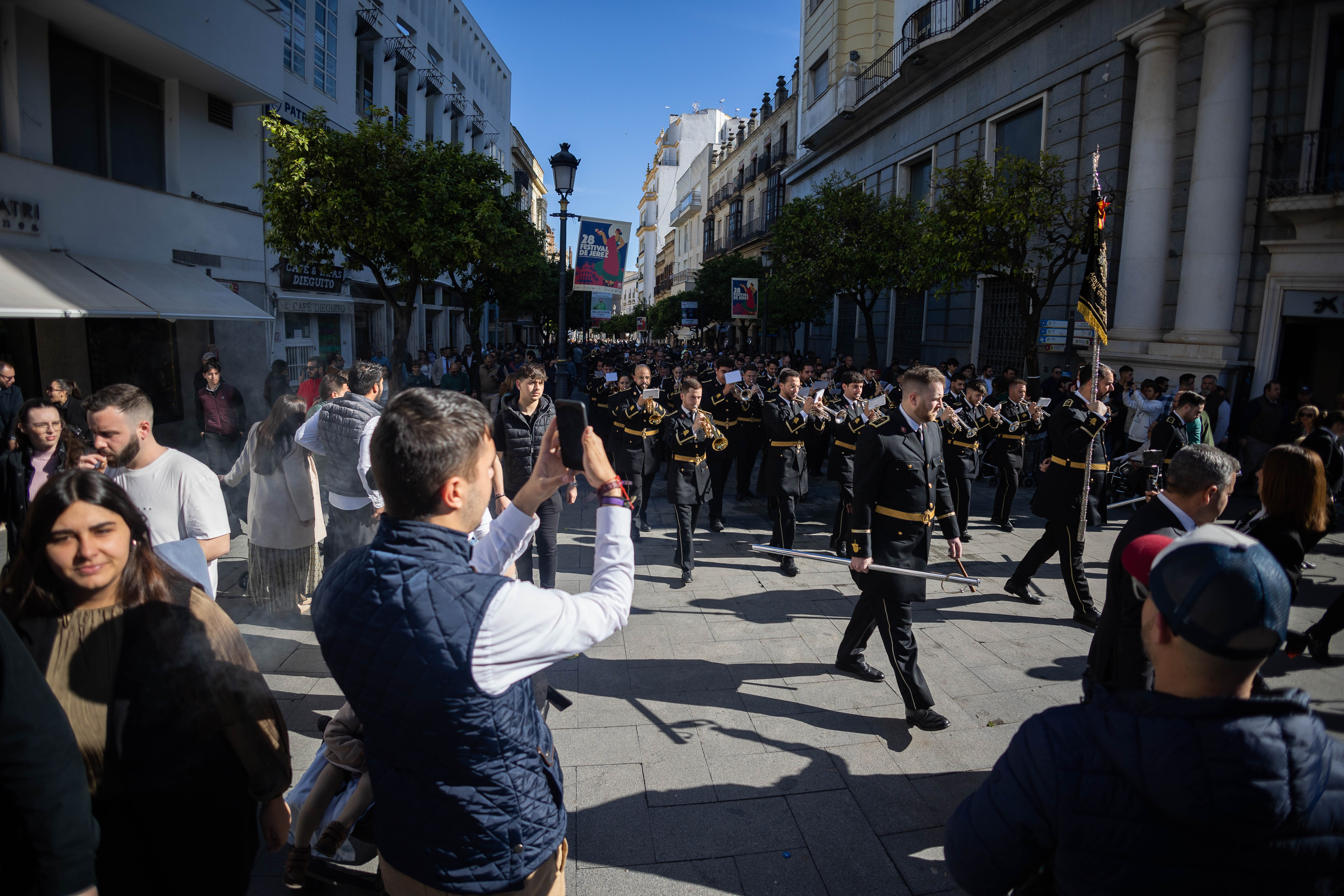 Pasacalles cofrade de la Agrupación Musical Virgen de los Reyes en el centro de Jerez.