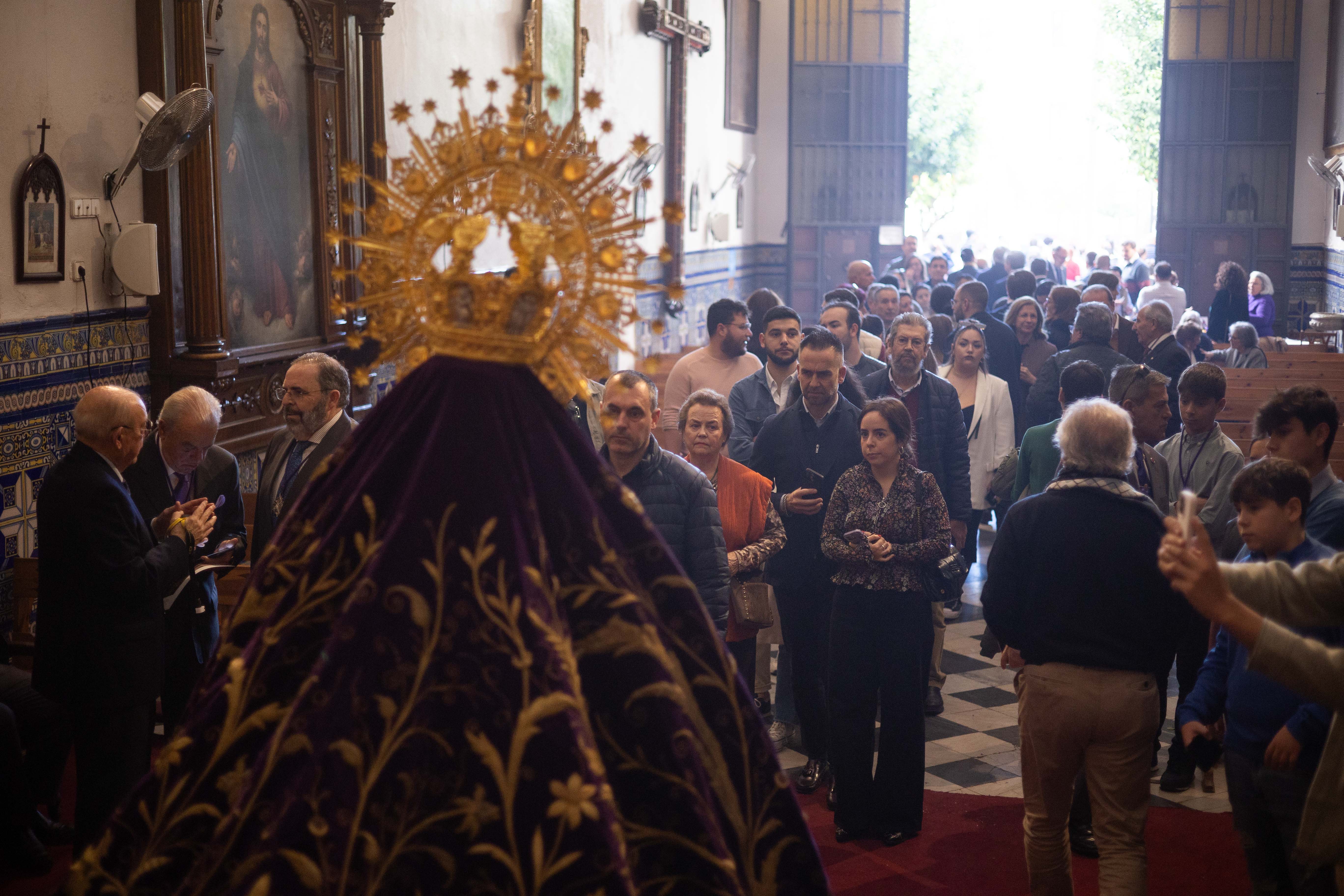 La Virgen del Traspaso en Sam Juan de Letrán en besamanos ante un numeroso público.