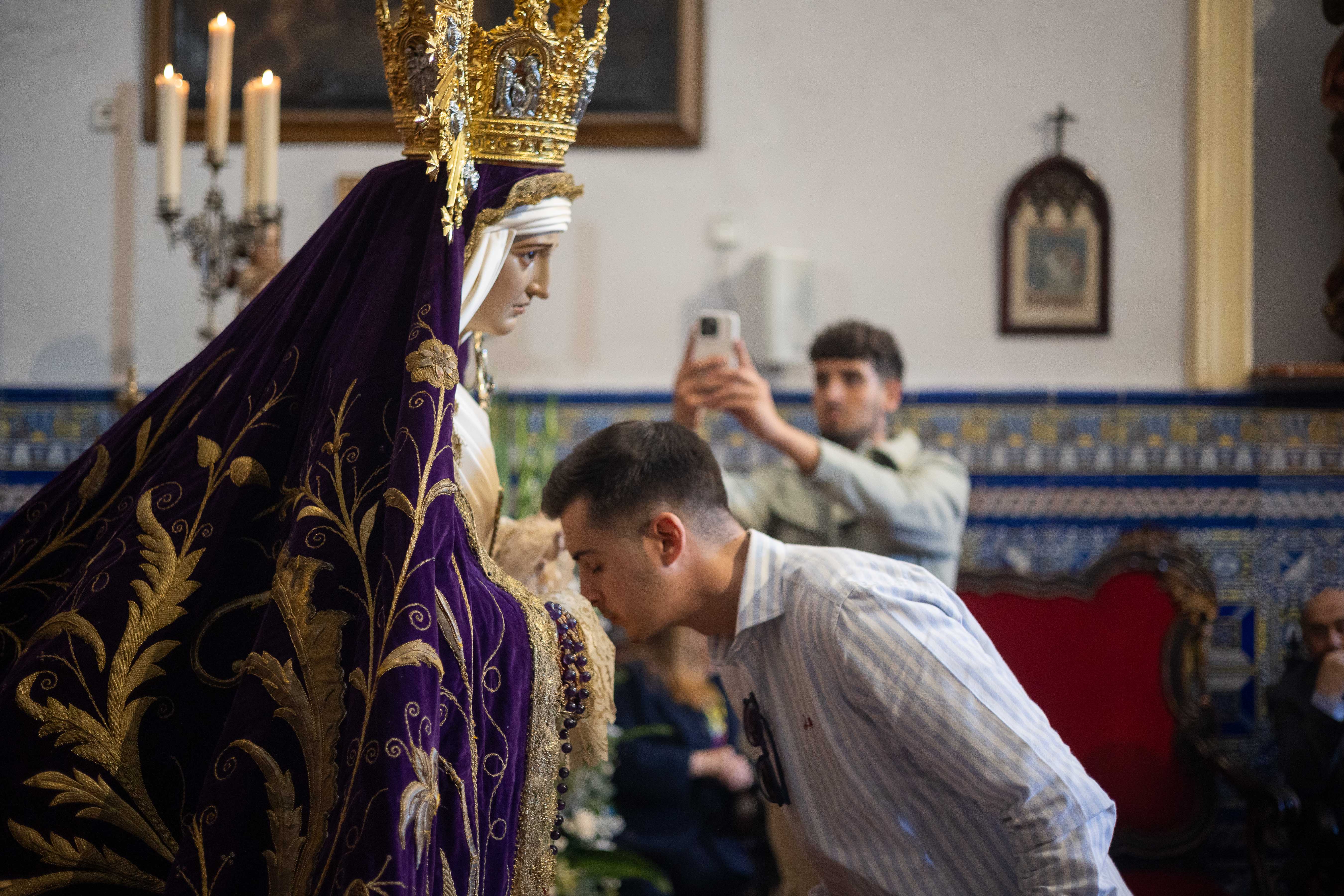 Besamanos en el primer domingo de Cuaresma en la Iglesia de San Francisco en Jerez.