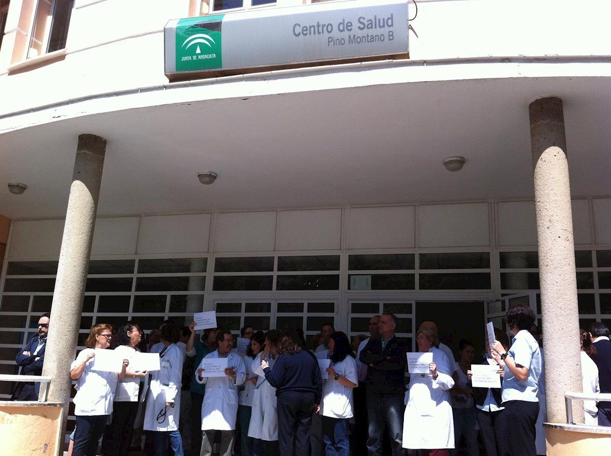 Protestas de sanitarios a las puertas del Centro de Salud de Pino Montano B. FOTO: Sindicato Médico 