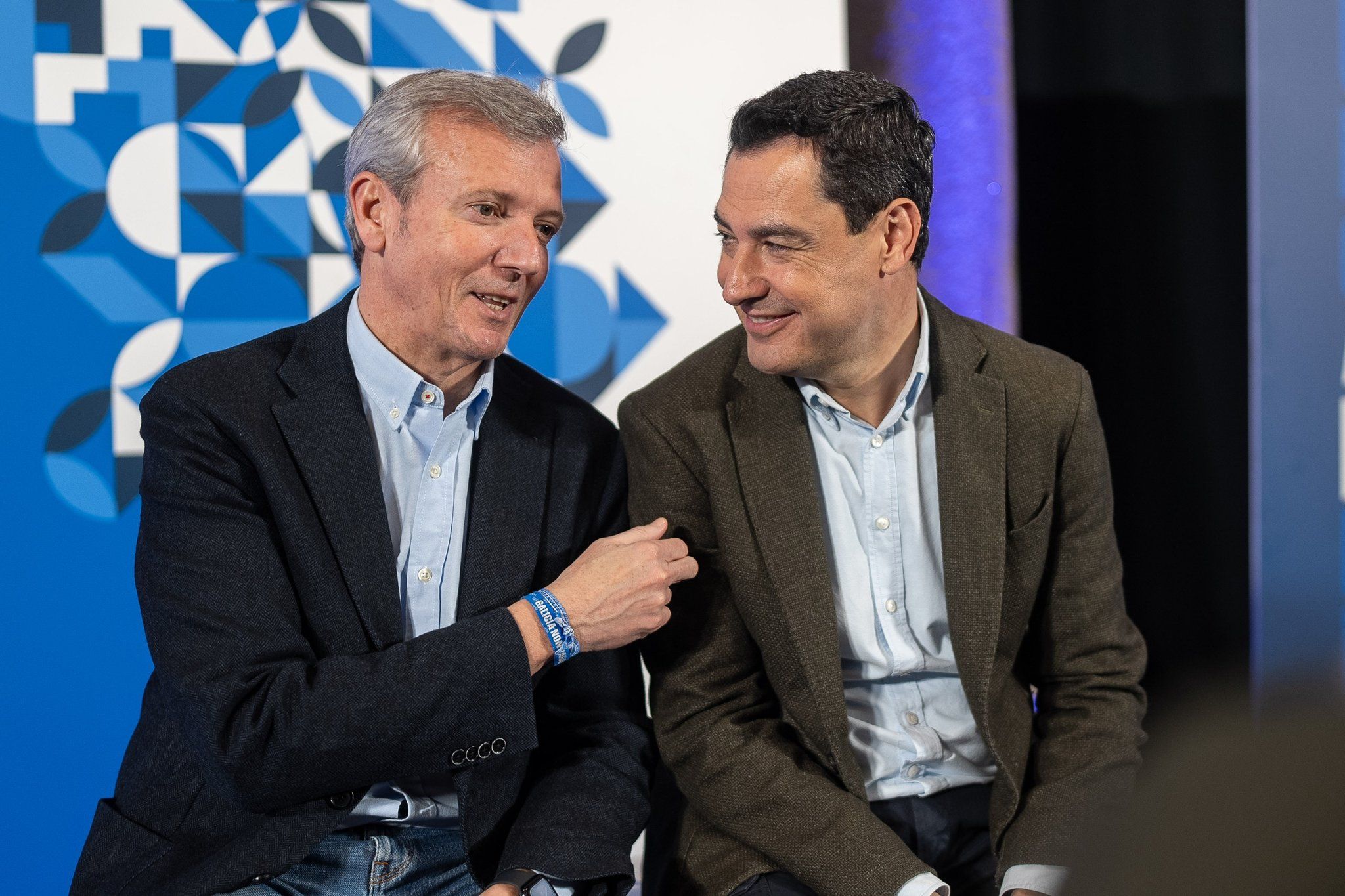 Juanma Moreno junto a Alfonso Rueda.