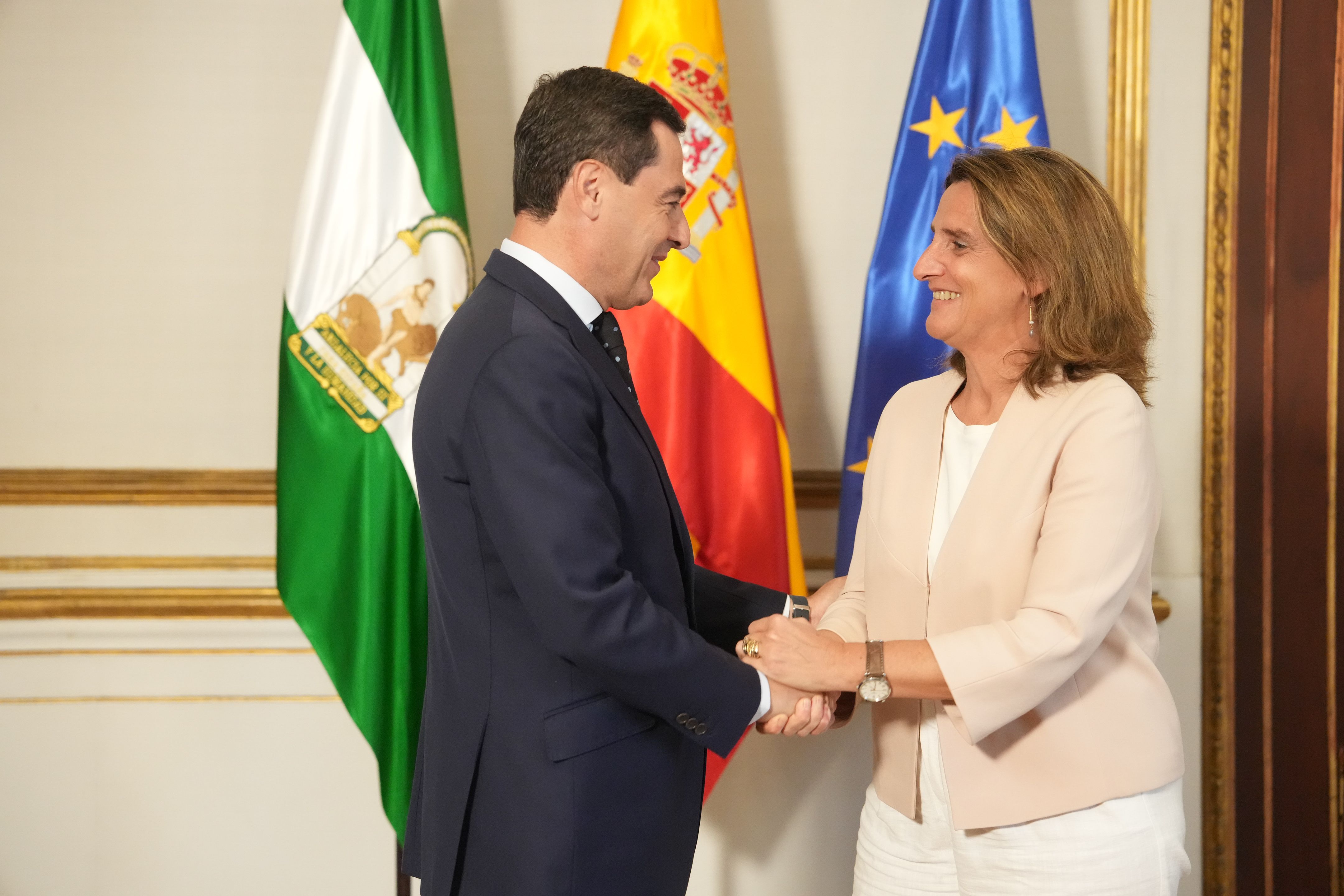 Teresa Ribera con Juanma Moreno, presidente de la Junta.