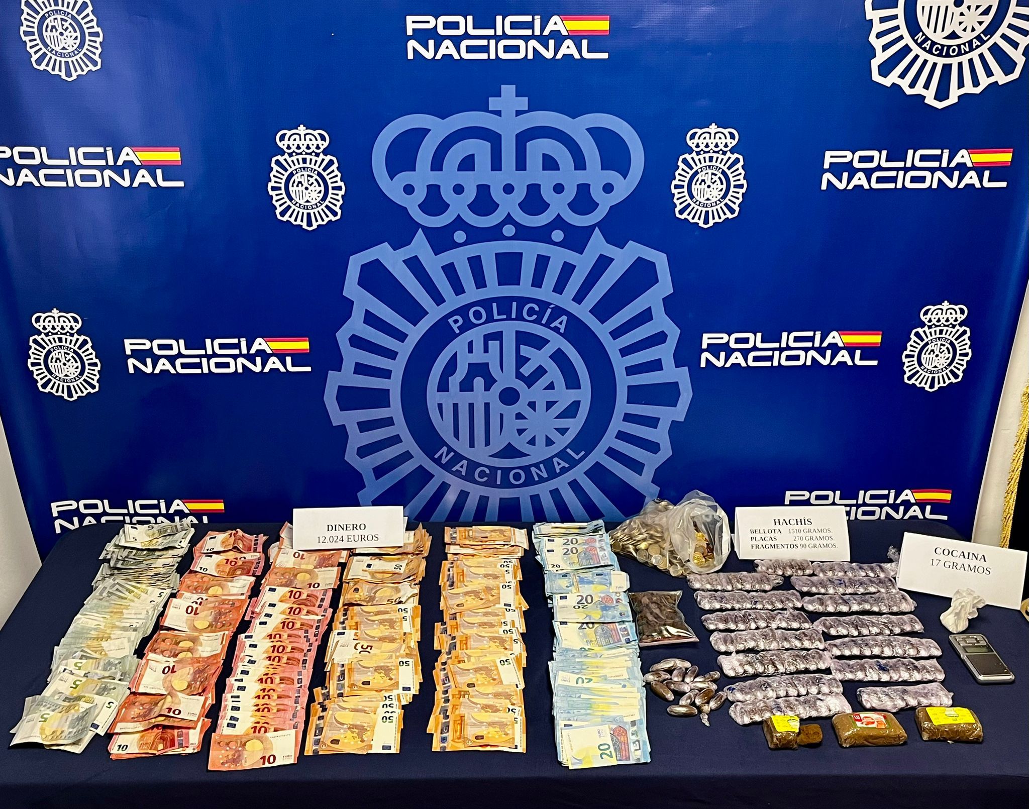 El dinero y la droga incautados en el casco antiguo de cádiz.