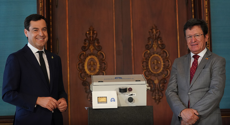 El presidente de la Junta de Andalucía, Juan Manuel Moreno, junto al embajador de Ecuador en España, Cristóbal Fernando Roldán.