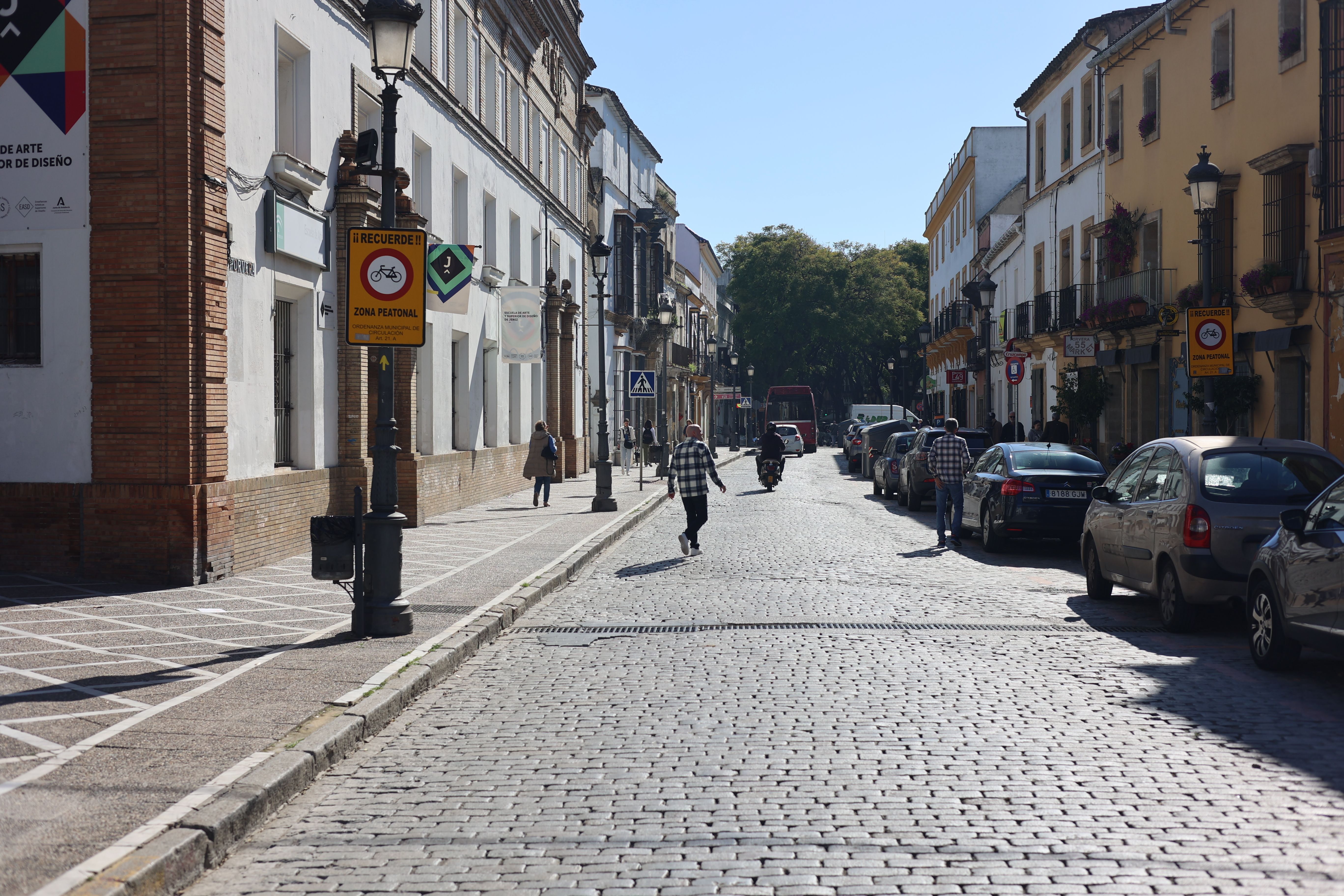 El comienzo de la calle Porvera en Jerez, en una imagen de este lunes, recuperará su arbolado.