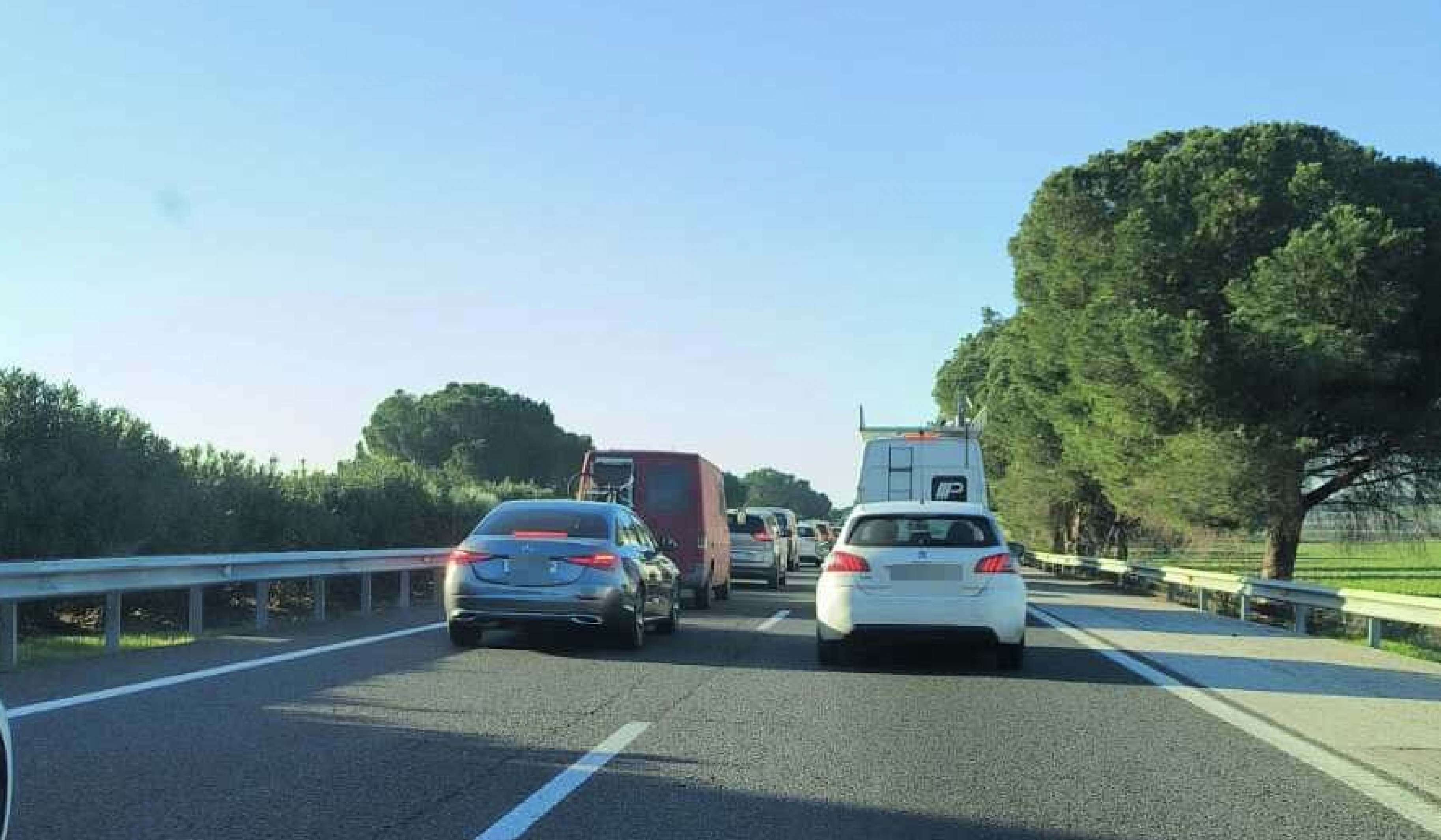 Retenciones en la autopista AP4, que une las provincias de Sevilla y Cádiz.