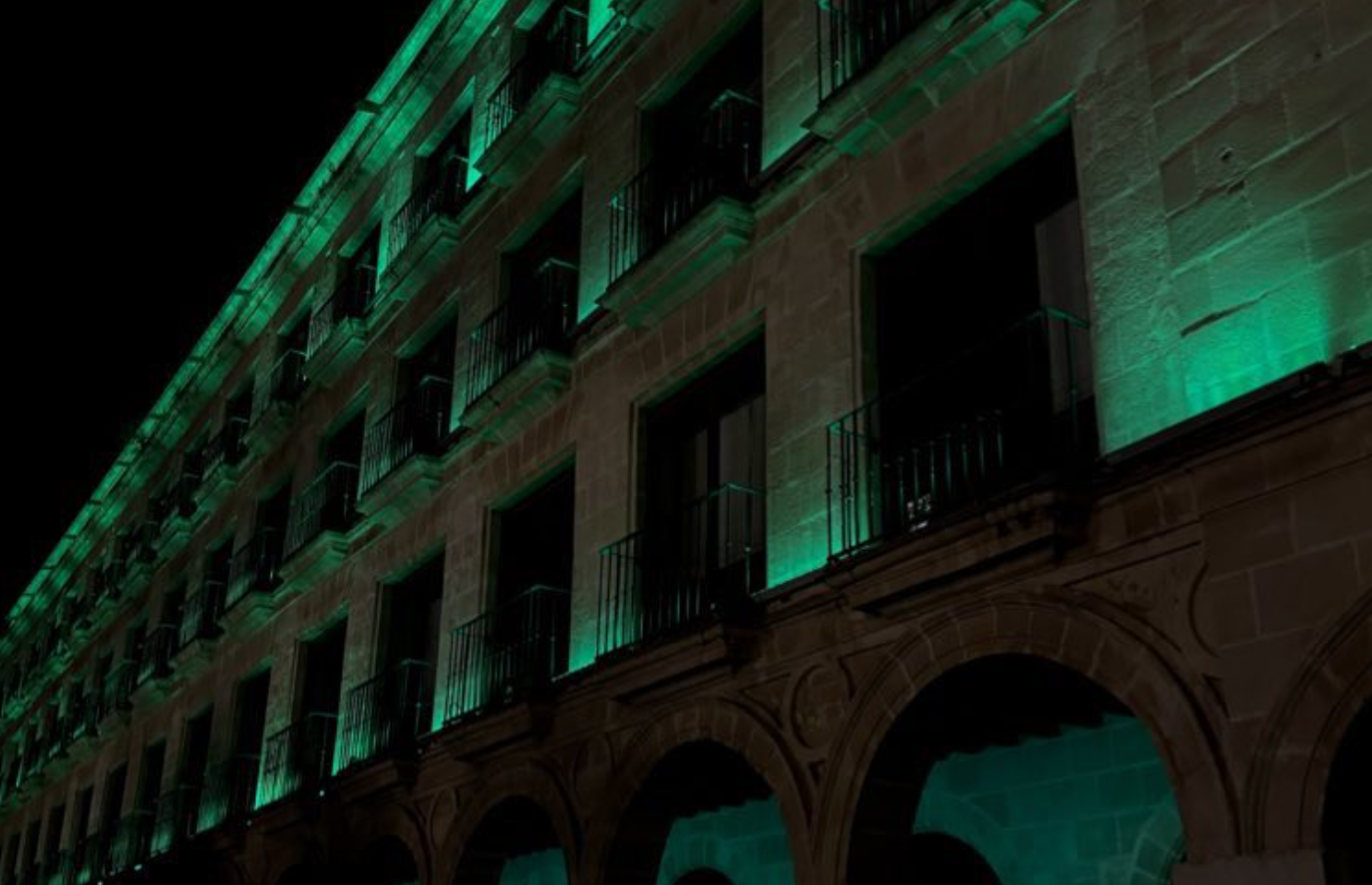 Fachada del edificio de Los Arcos, en Jerez, iluminada con el verde de la Guardia Civil.