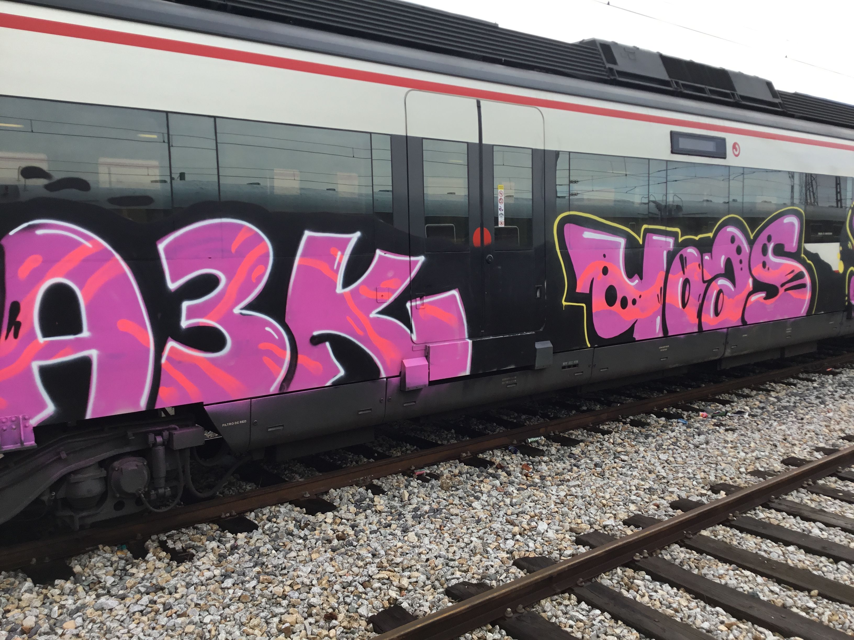 Un ejemplo del vandalismo grafitero en los trenes de Renfe en Andalucía.