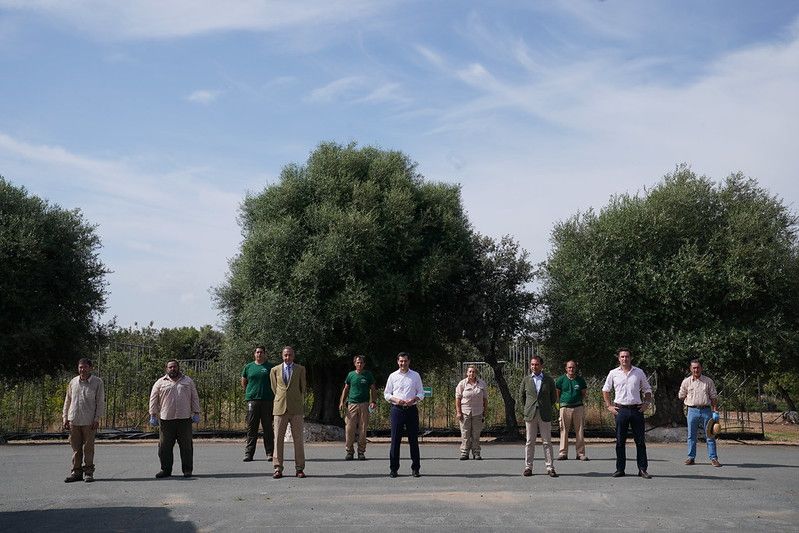 El presidente, en el centro, este pasado lunes en su visita al vivero de San Jerónimo. El presidente, en el centro, este pasado lunes en su visita al vivero de San Jerónimo.