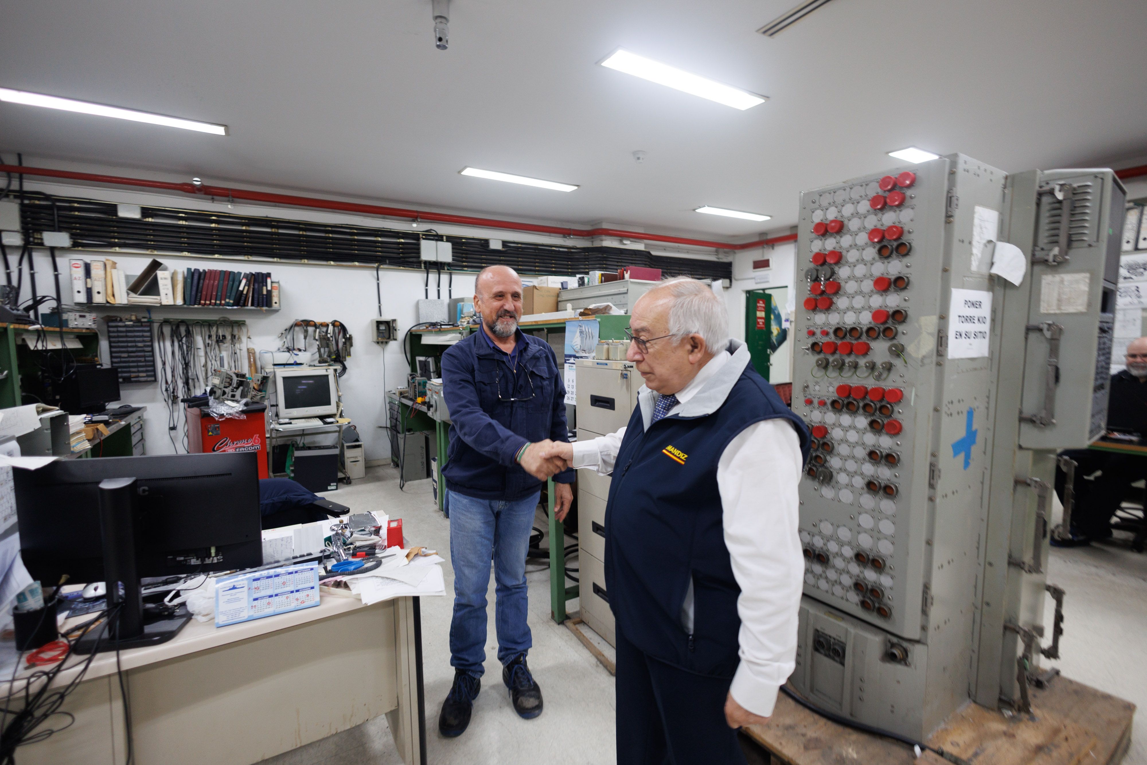El zamorano en el taller de electrónica donde trabajó durante 26 años.