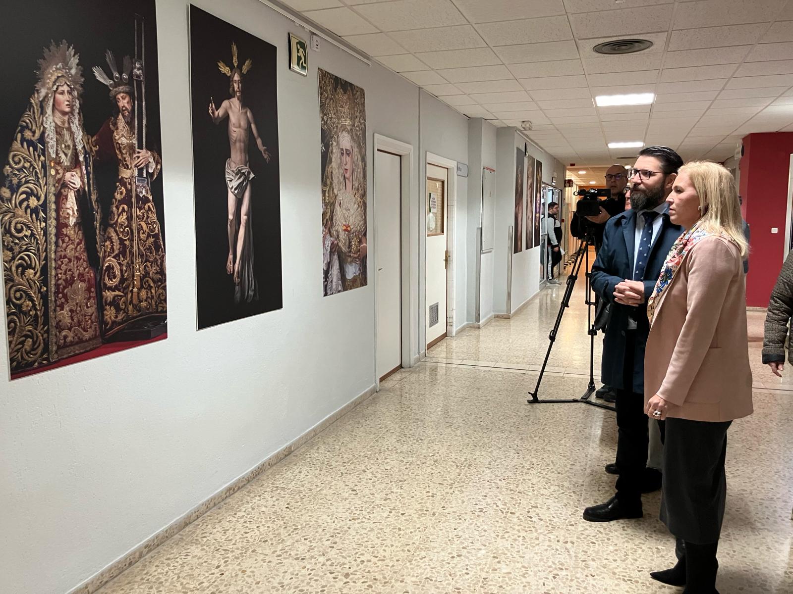 La delegada y el comisario de la exposición visitando las fotografías.