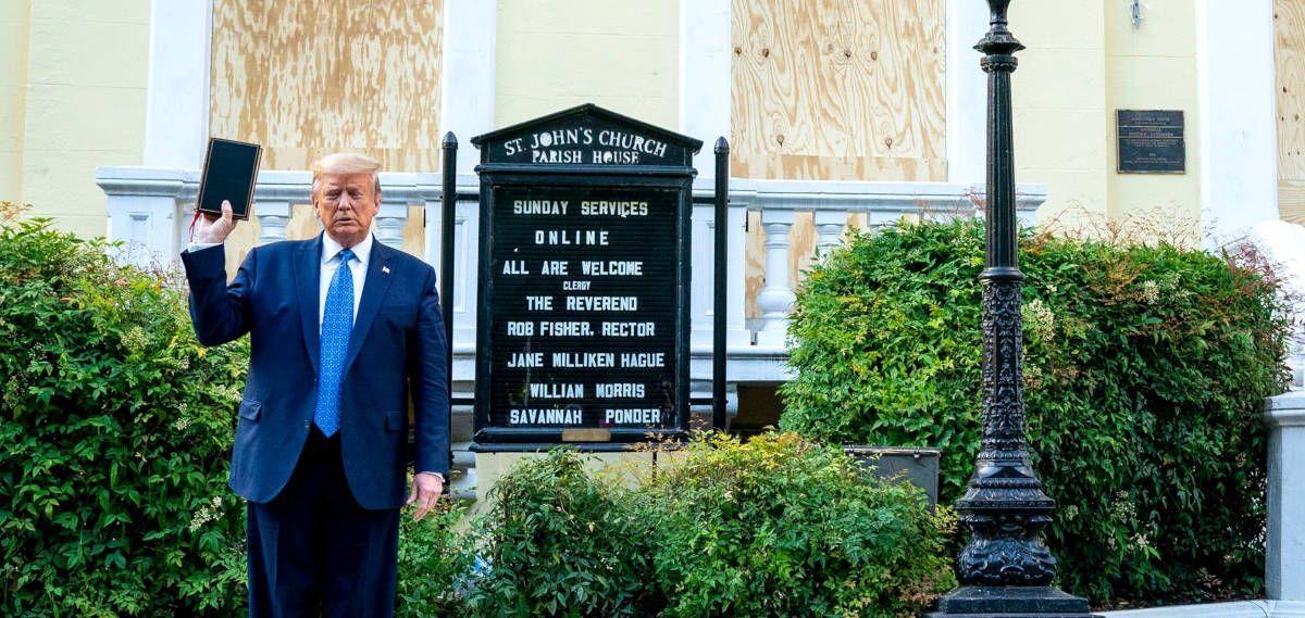 Donald Trump, con una Biblia frente a una Iglesia junto a la Casa Blanca.