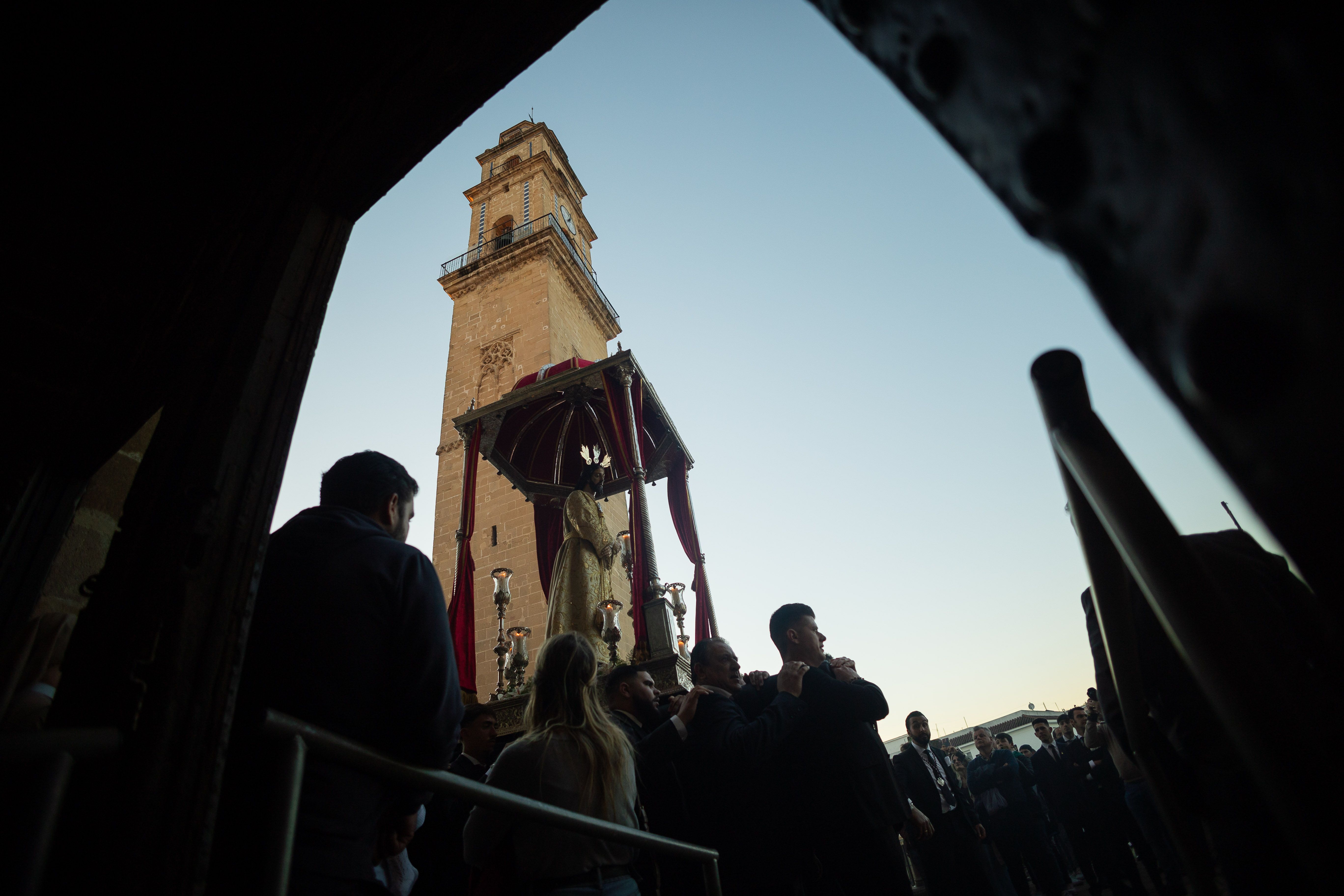 El Consuelo bajo el templete de la Merced entrando en la Seo con la torre campanario al fondo.