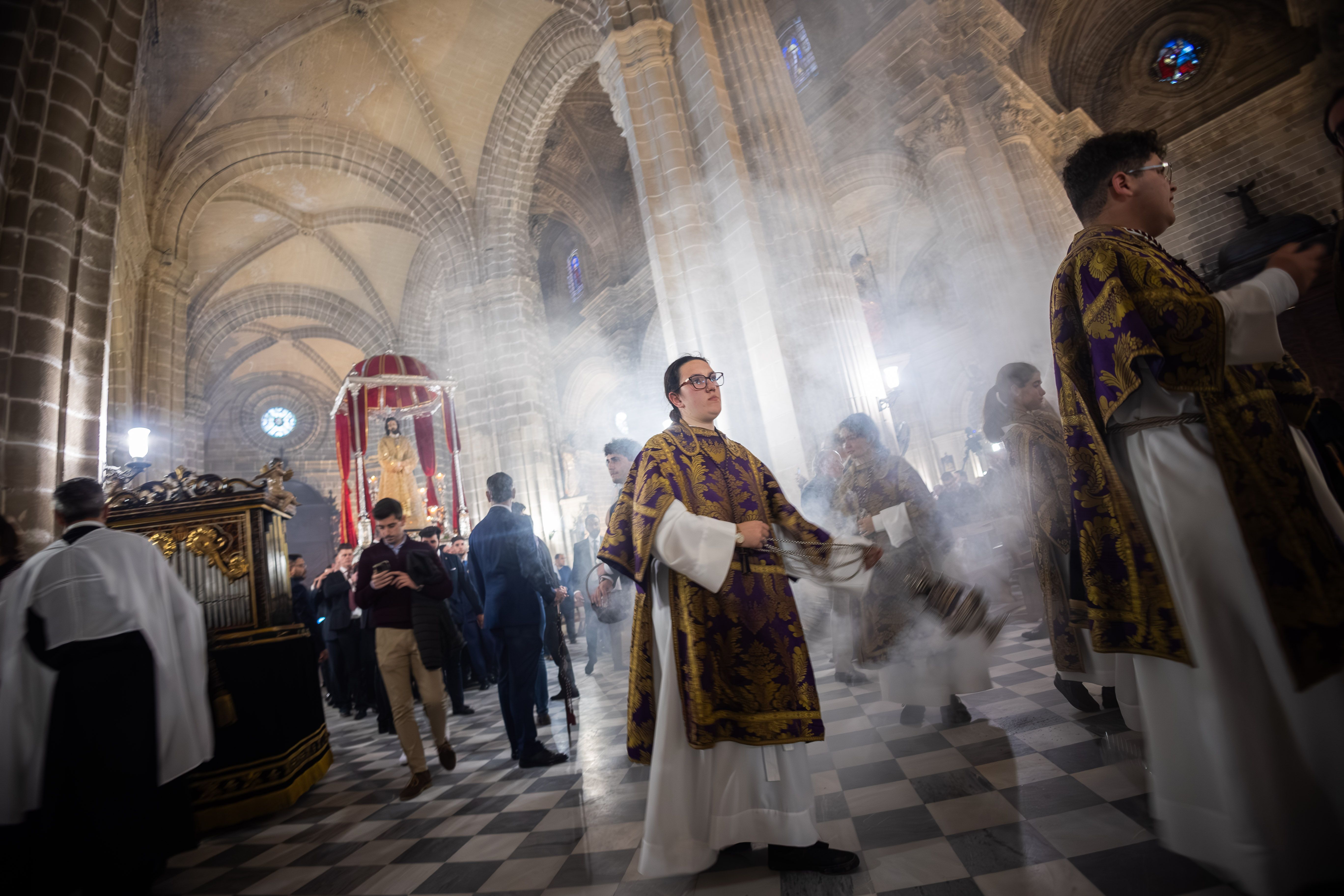 La comitivas ya dentro de la Catedral antes de comenzar el rezo.