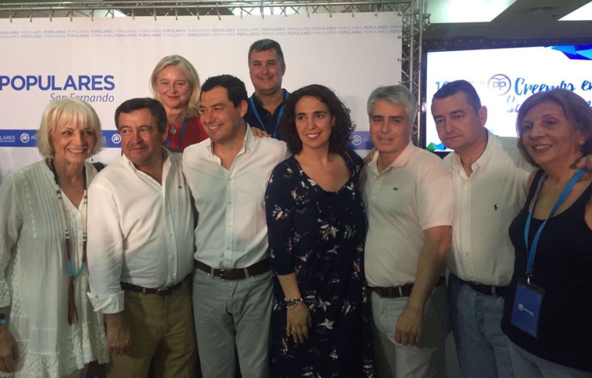 Moreno Bonilla, en el centro, con José Loaiza a su derecha, además de varios altos cargos del PP en la Bahía. 