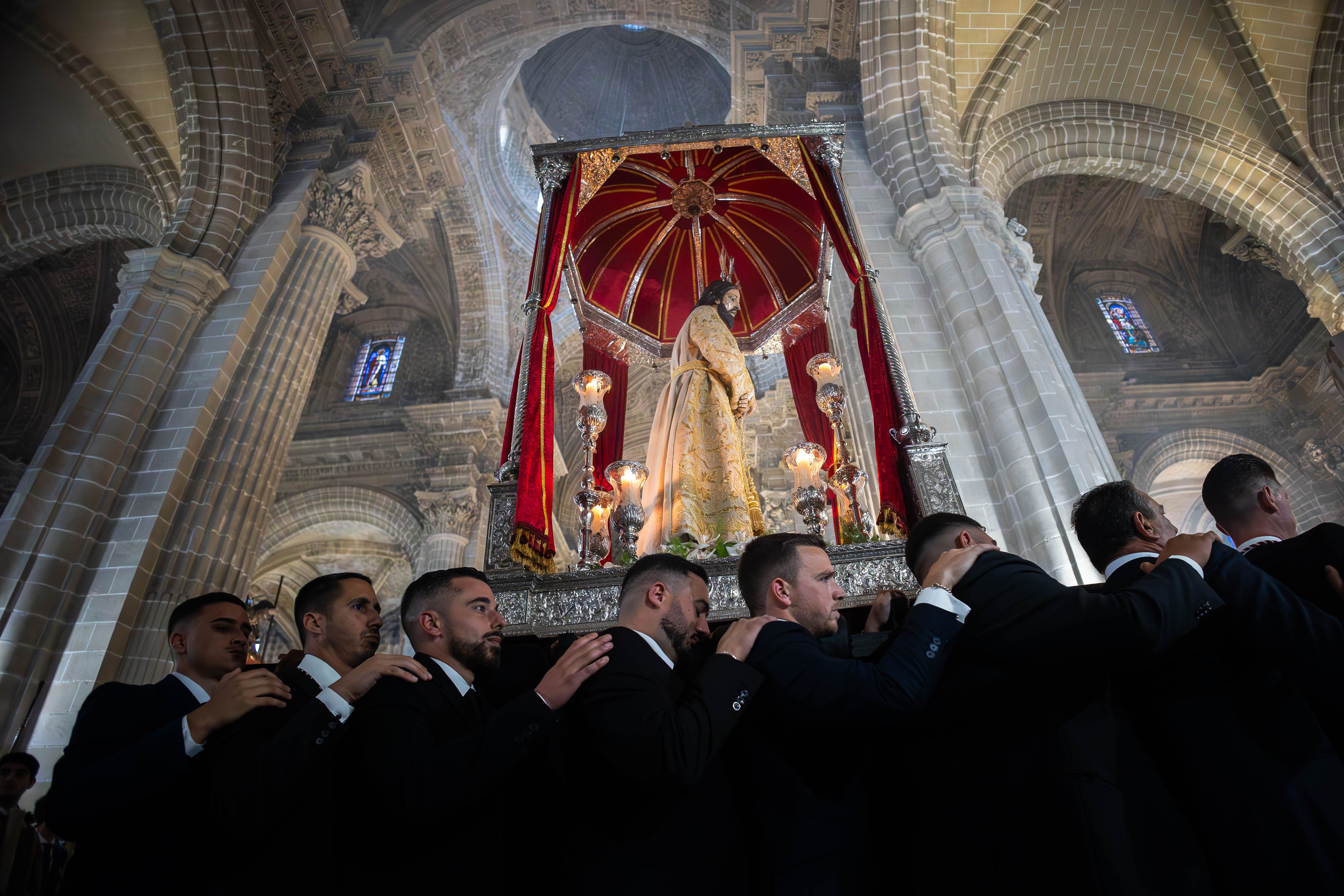 Las andas transitando por la Catedral. 