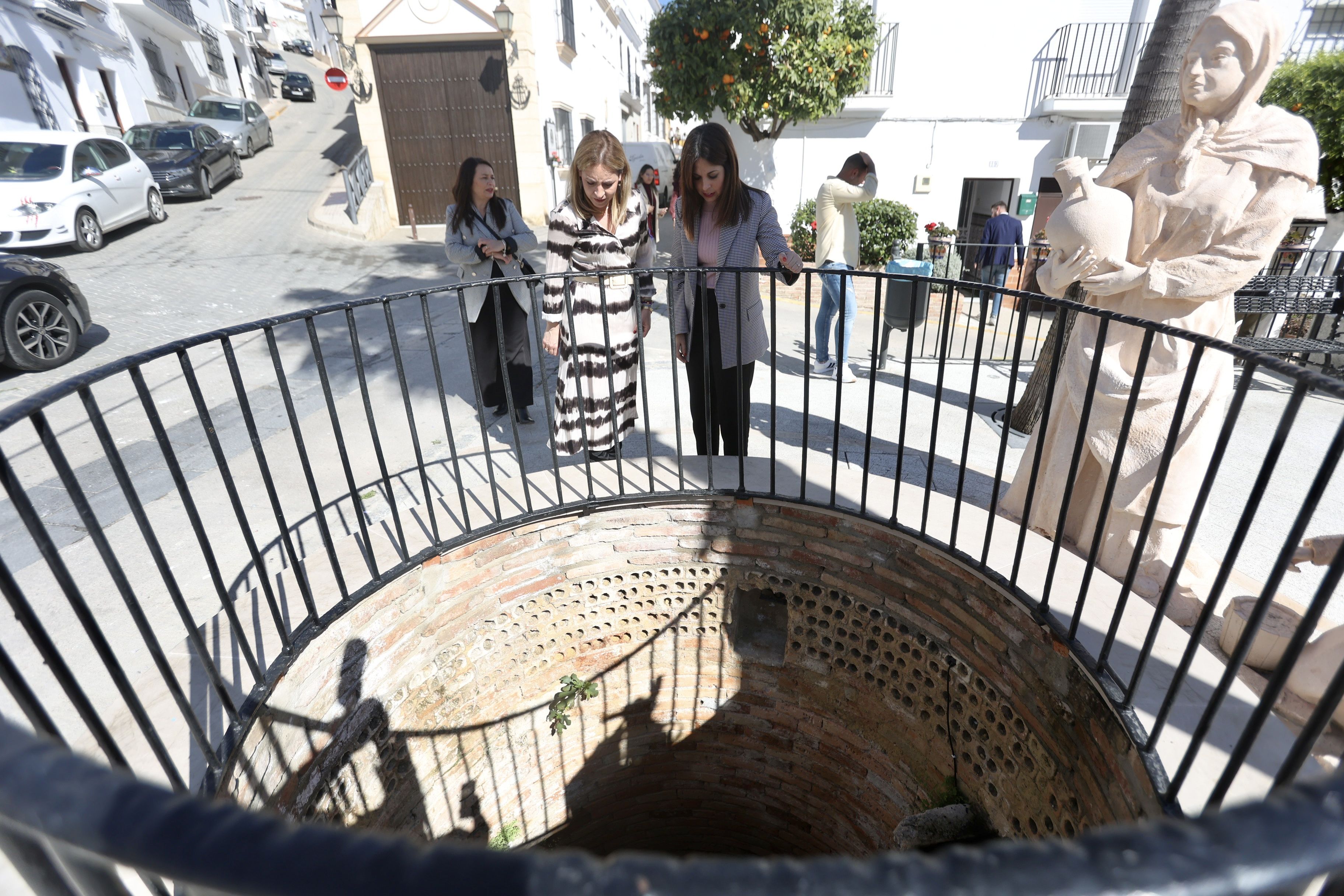 Diputación de Cádiz se compromete al arreglo de carreteras en Espera. Almudena Martínez y Tamara Lozano, en la plaza del pozo.