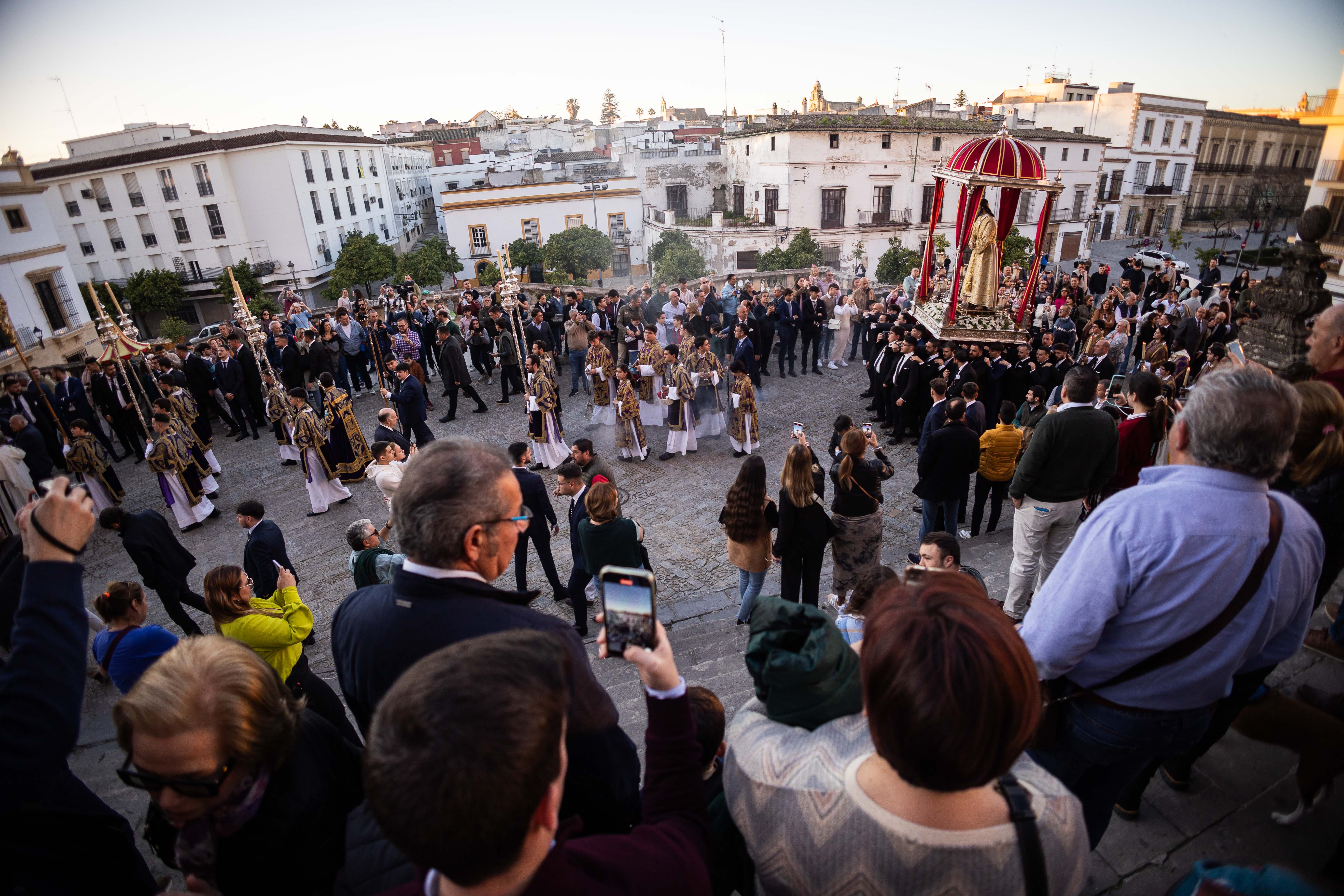 El cortejo por el reducto catedralicio.