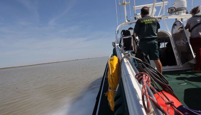 Embarcación de la Guardia Civil por el Guadalquivir.