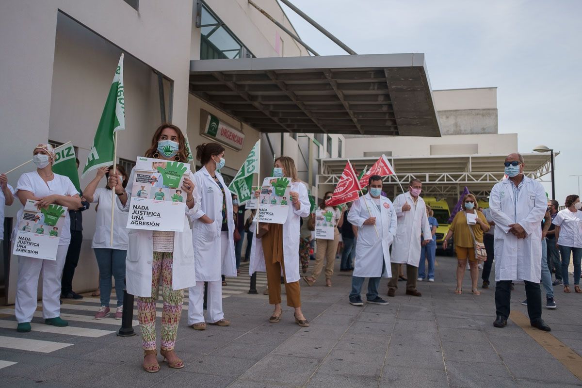 Concentración, hace unas semanas, en el centro de salud de La Milagrosa, en Jerez. FOTO: MANU GARCÍA