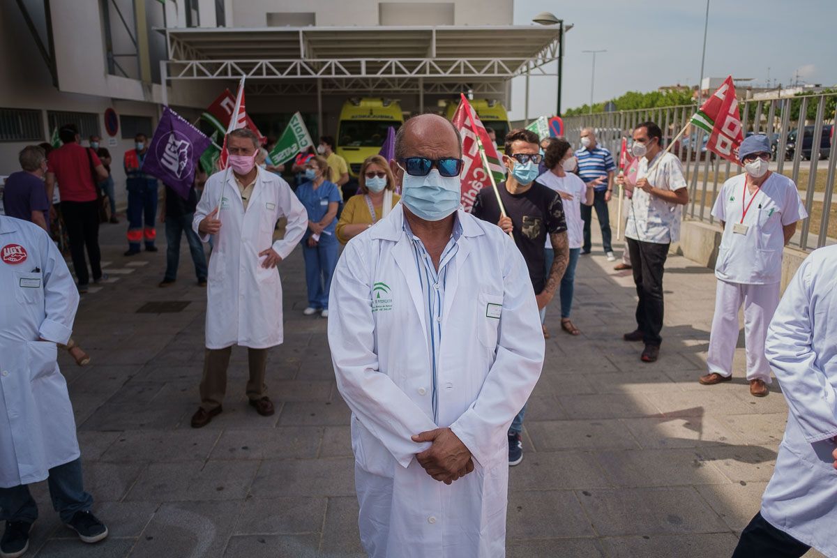 Un sanitario, este martes frente al centro de salud de La Milagrosa en la protesta contra las agresiones. FOTO: MANU GARCÍA