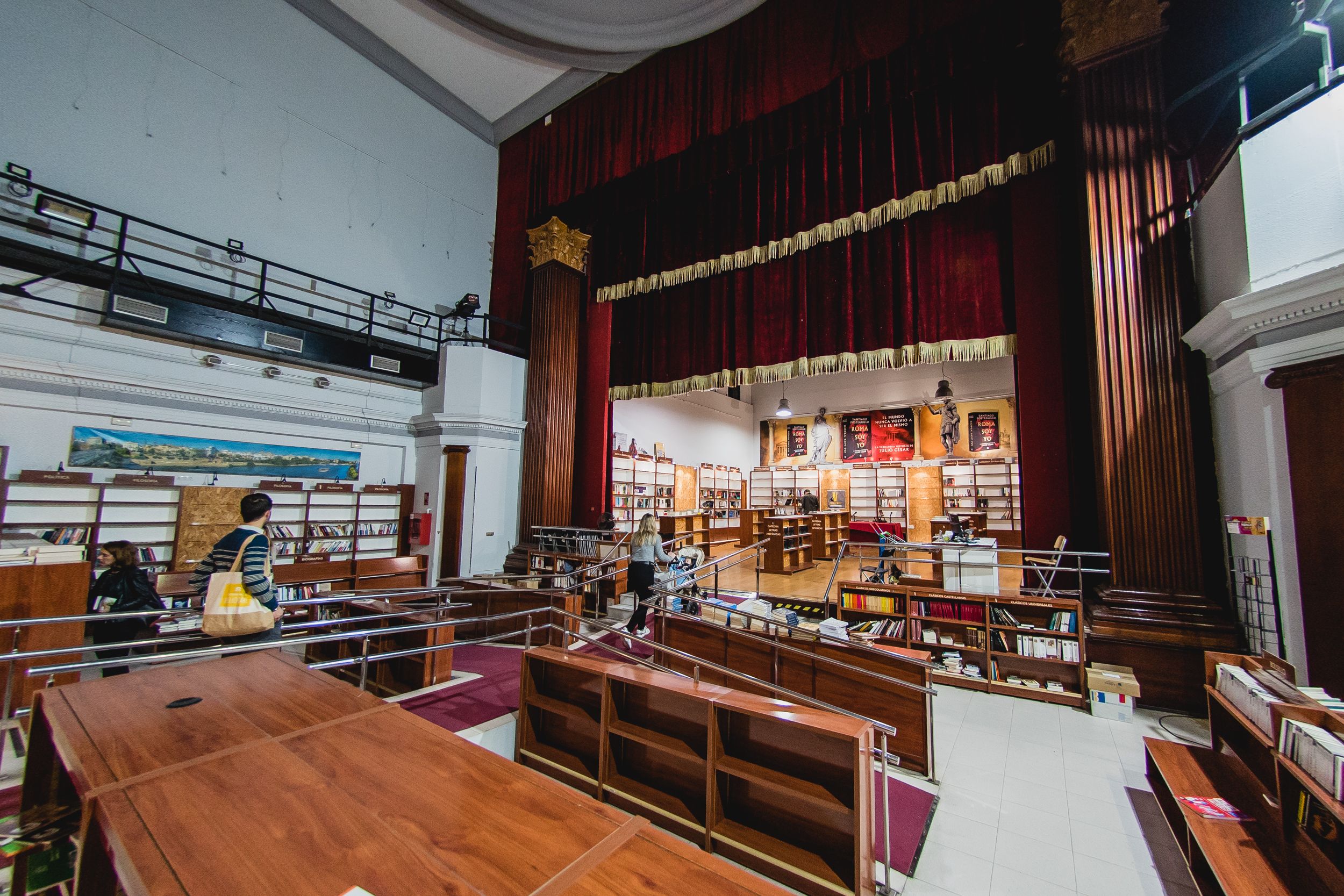 El interior de la Librería Verbo, en Sevilla.