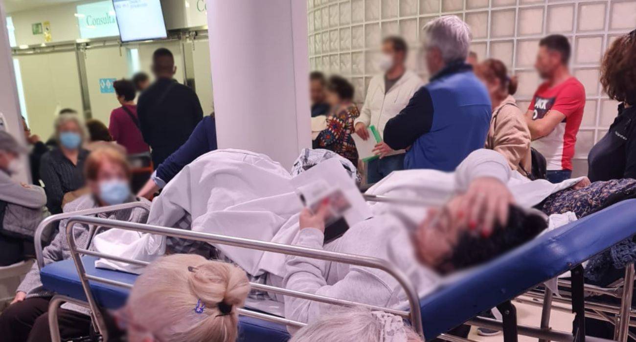 Enfermos desesperados, médicos desbordados y caos total en las urgencias del Virgen Macarena de Sevilla.