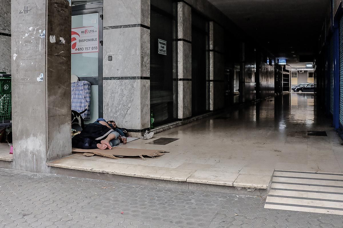 Una persona sin hogar en Andalucía, posible beneficiario de la Renta Mínima de Inserción.