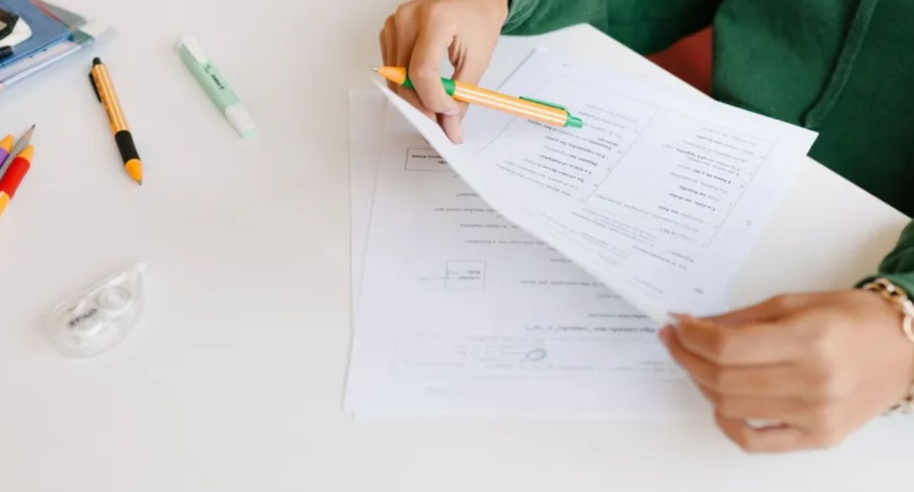 Una imagen de una estudiante haciendo un examen.