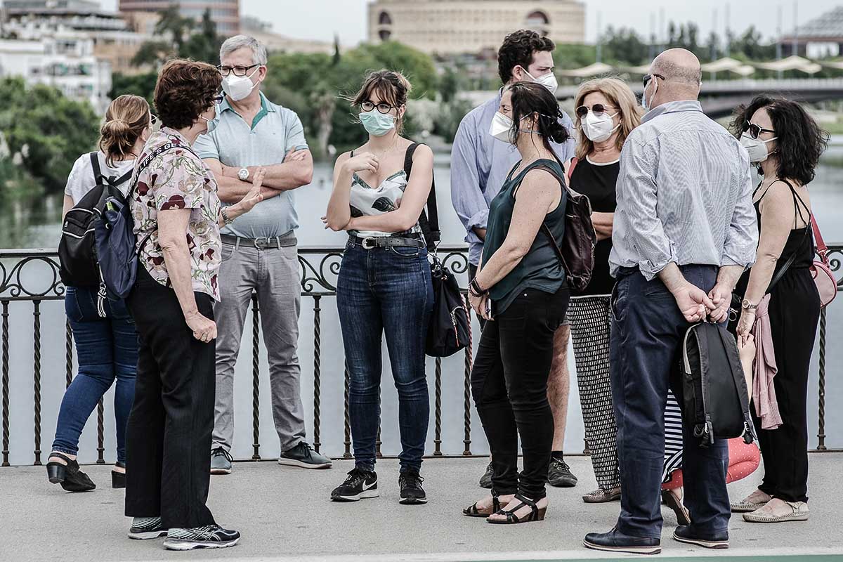 Varias personas, en Sevilla durante la pandemia. FOTO: JOSE LUIS TIRADO