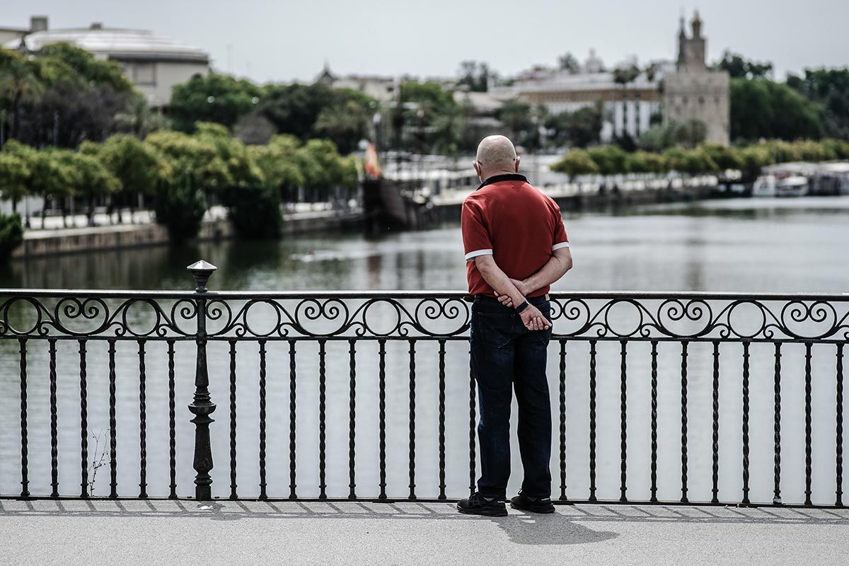Un hombre observa el Guadalquivir en Sevilla, en días pasados. FOTO: JOSÉ LUIS TIRADO (www.joseluistirado.es)