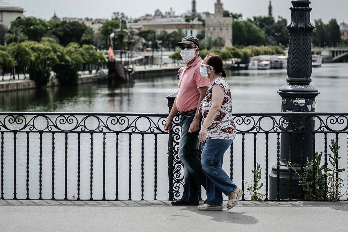 Una pareja, paseando por Sevilla. FOTO: JOSÉ LUIS TIRADO