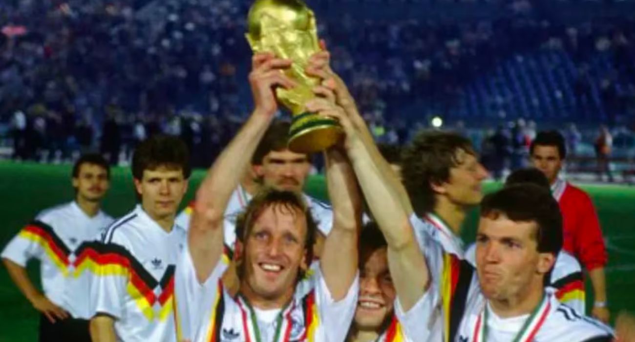 Andreas Brehme, con la copa del mundo que conquistó con Alemania.
