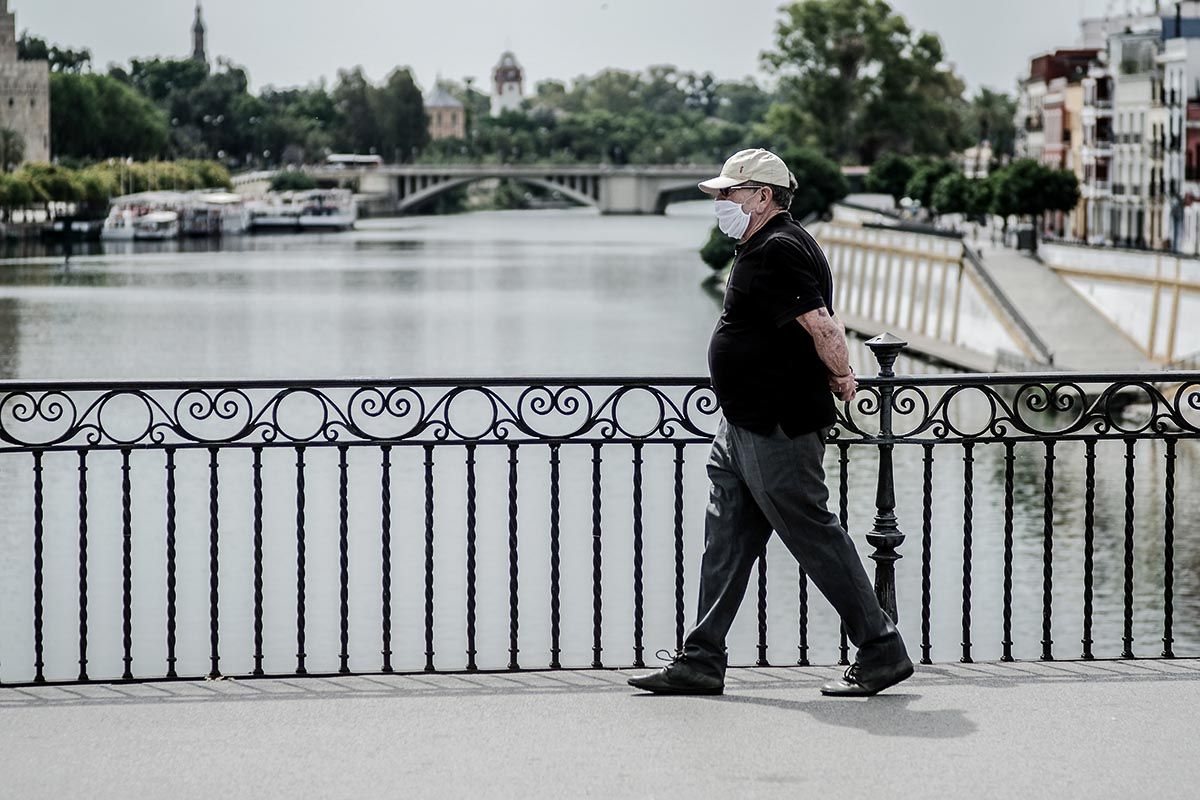 Un hombre paseando por Sevilla, en una imagen reciente. FOTO: JOSÉ LUIS TIRADO